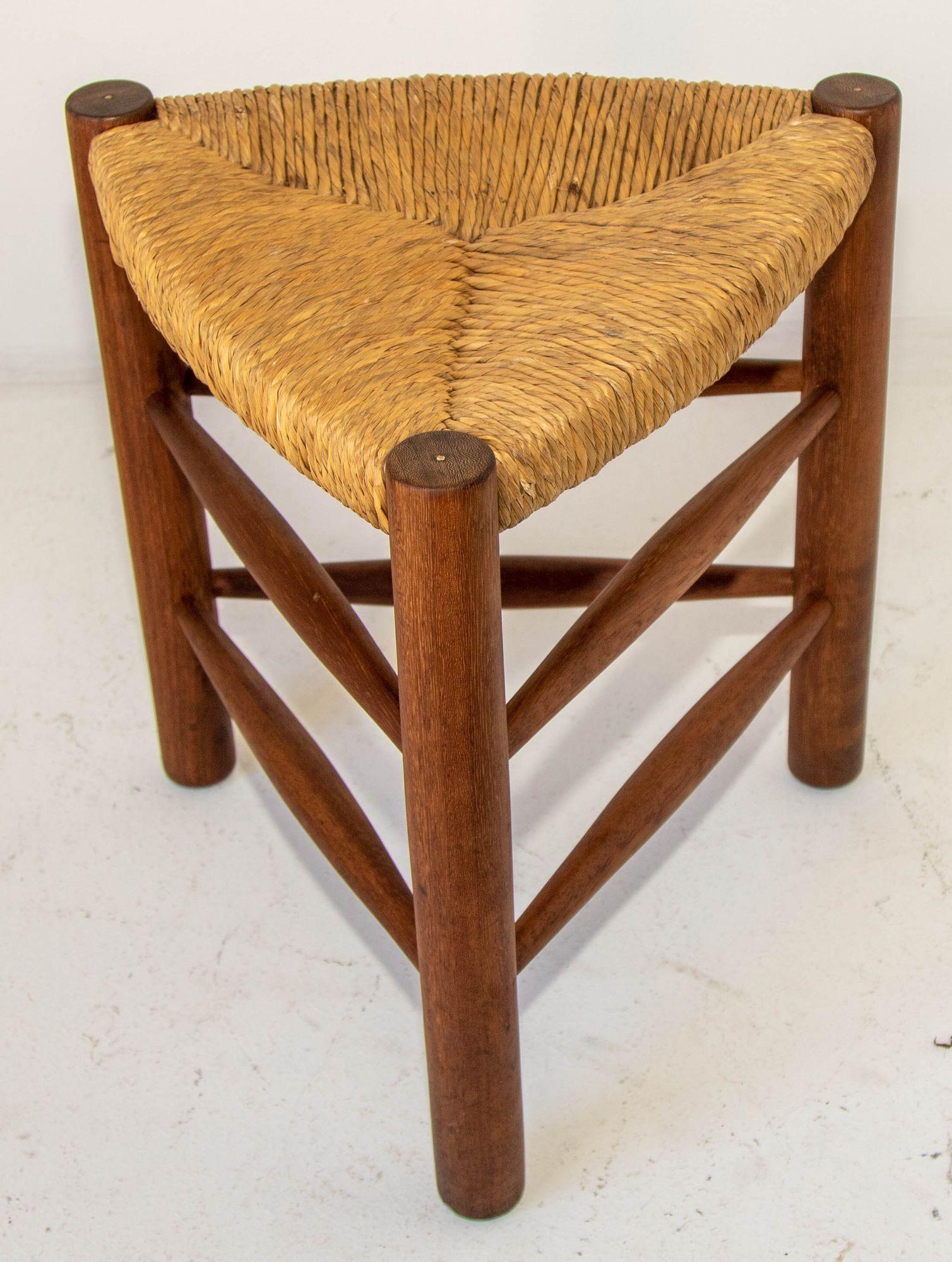 Vintage French Rush Woven Tripod Wooden Stool 1950 Charlotte Perriand Style In Good Condition For Sale In North Hollywood, CA
