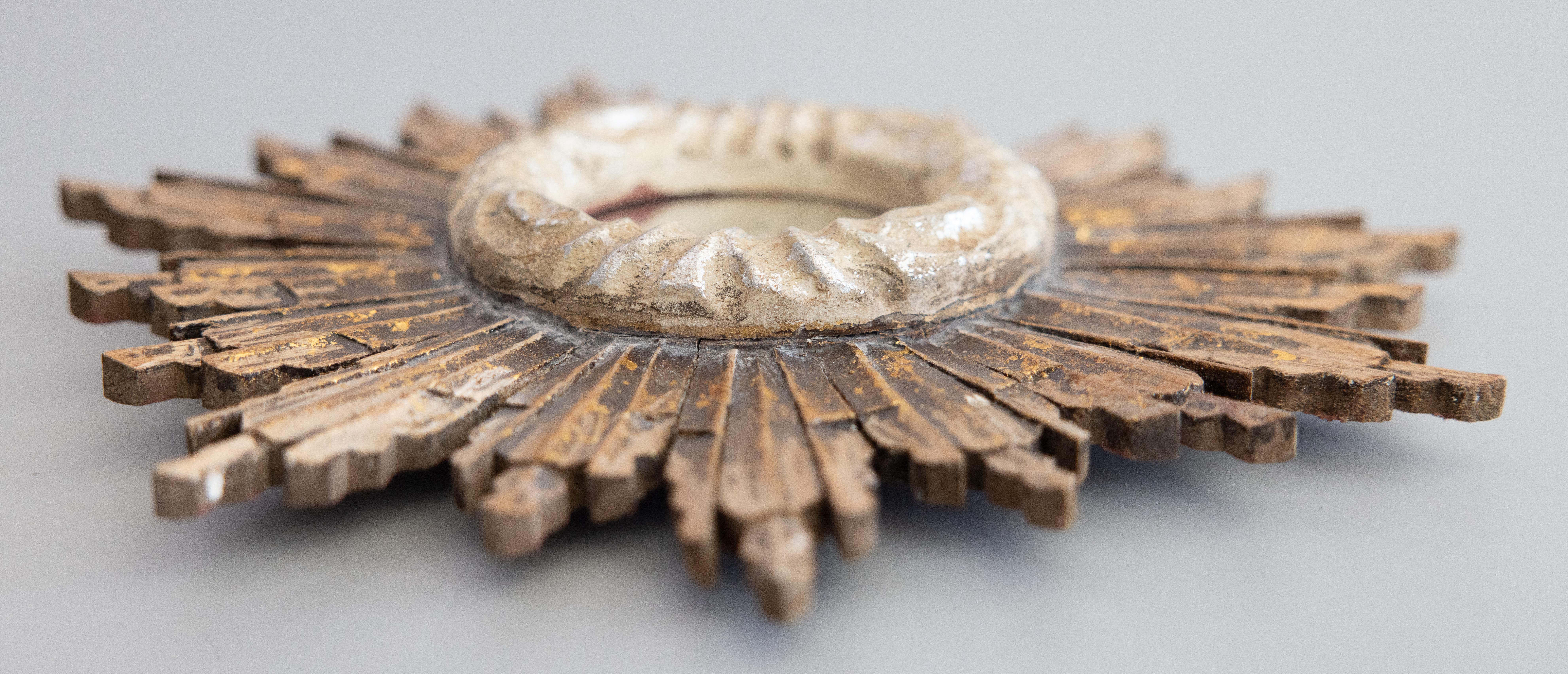 Francese Specchio rustico francese d'epoca in legno d'orato a raggiera in vendita