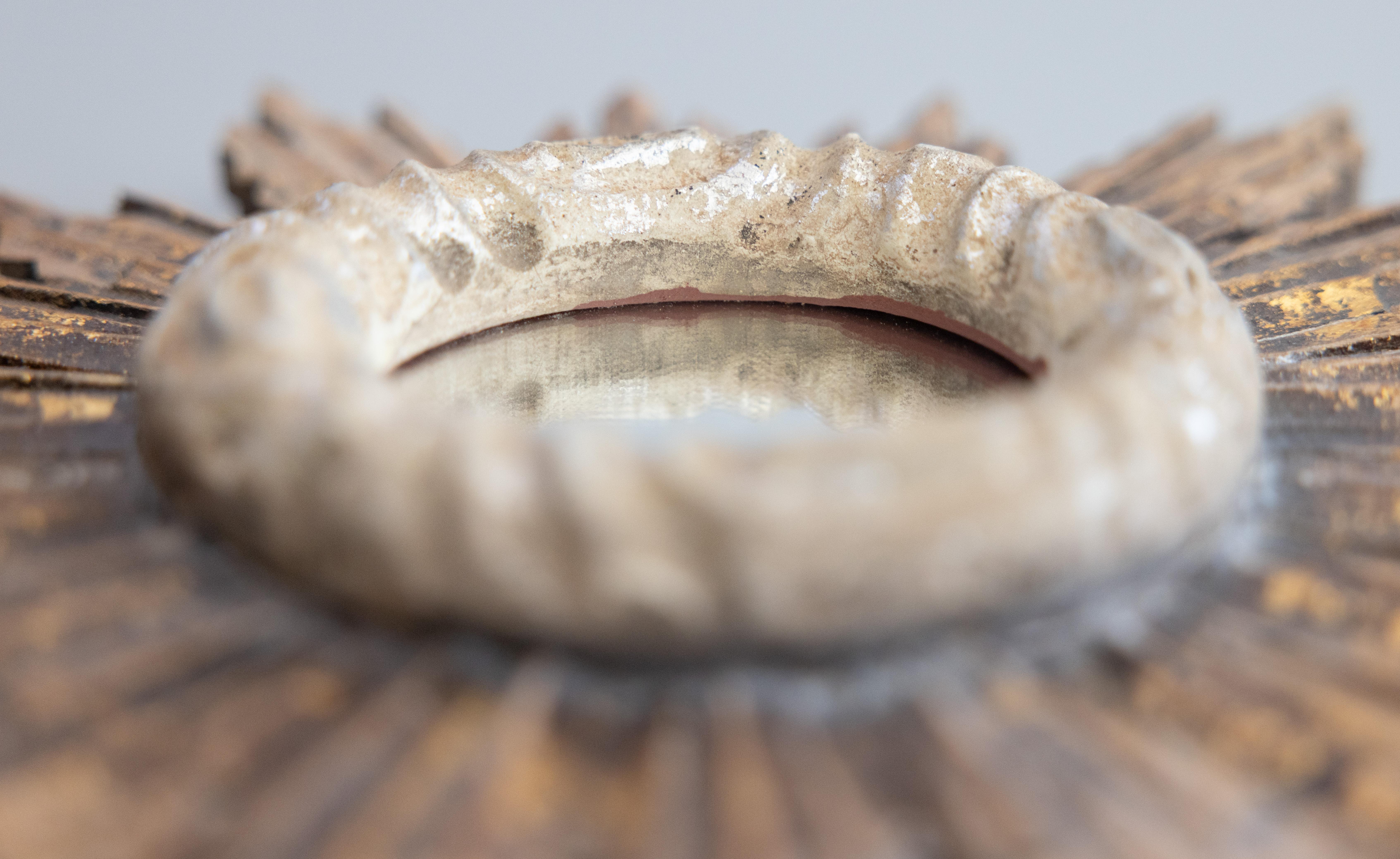 Intagliato Specchio rustico francese d'epoca in legno d'orato a raggiera in vendita