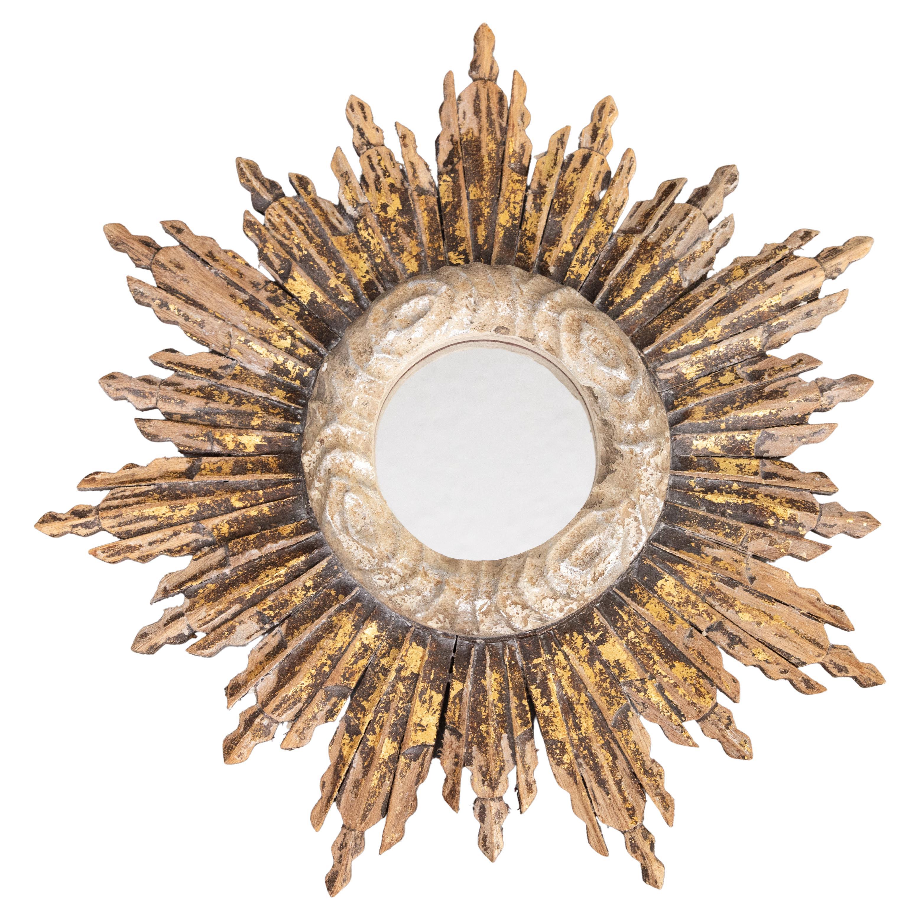 Specchio rustico francese d'epoca in legno d'orato a raggiera in vendita