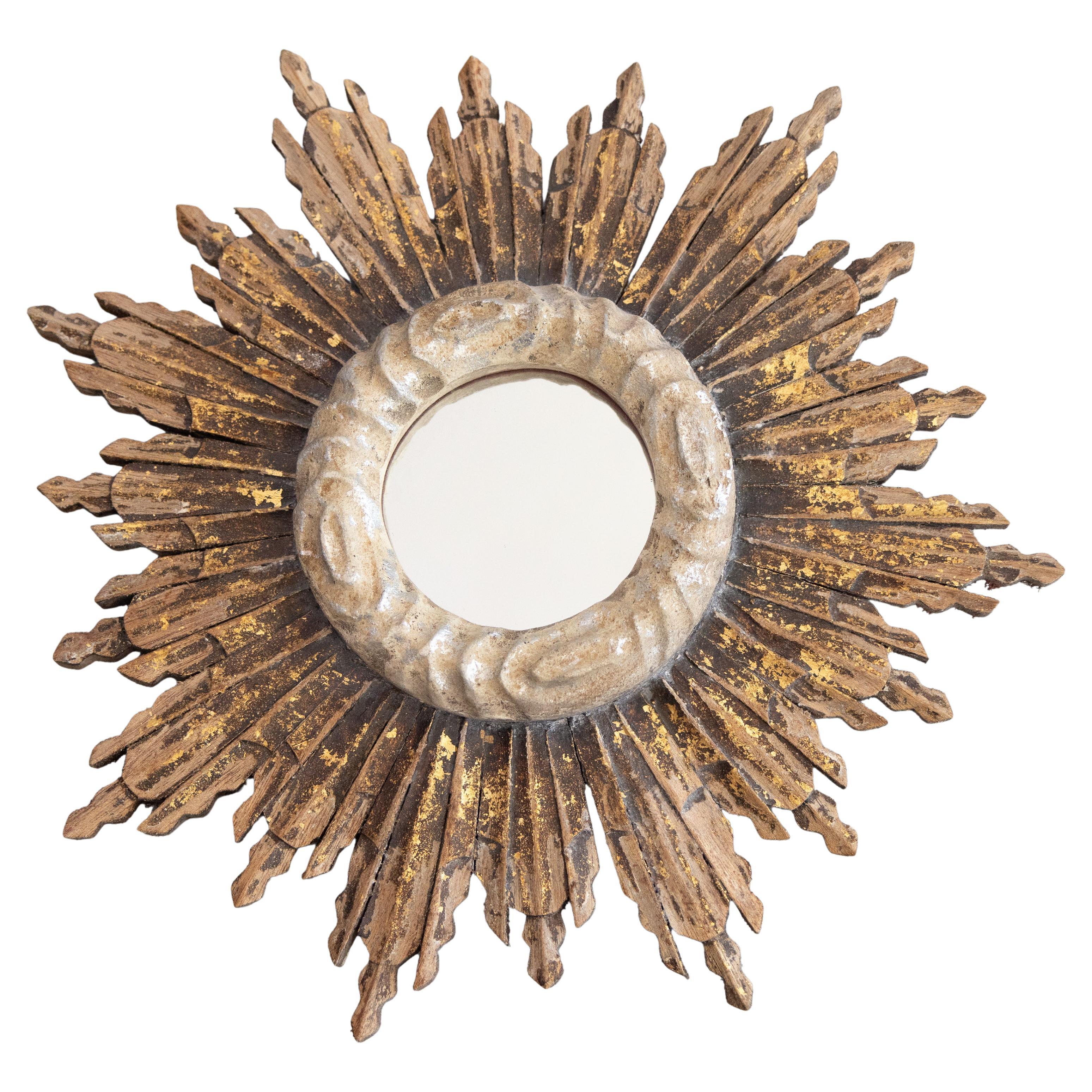 Specchio rustico francese d'epoca in legno d'orato a raggiera in vendita