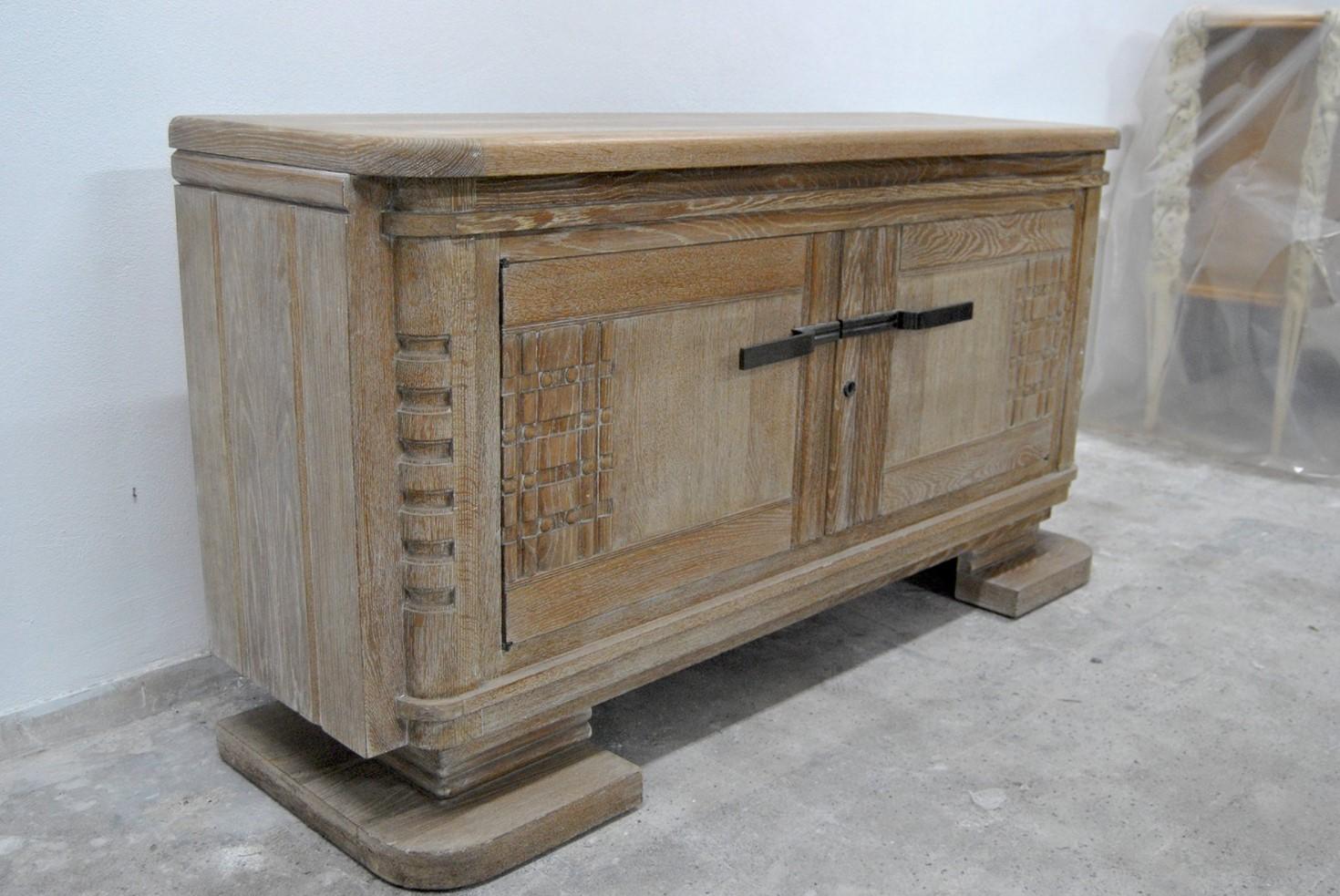 Beautifull vintage french sideboard, made of brushed oak wood.
Inside you will find two small drawers, wich make it very practical.

A vintage French piece of design, in excellent condition, that has been carefully restored to bring the original