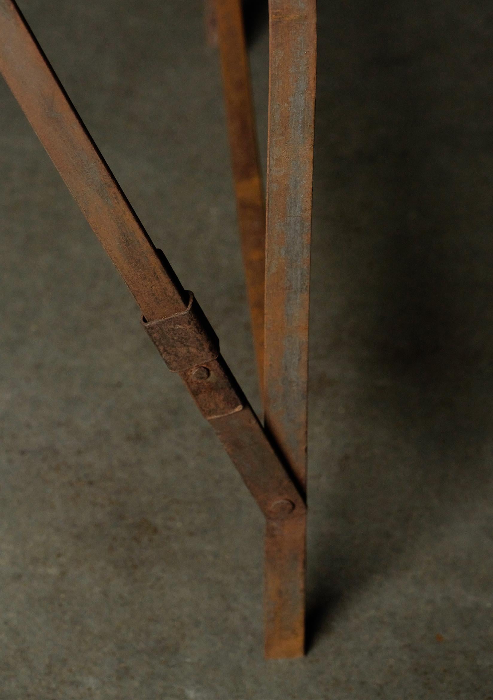 Mesa de trabajo plegable de hierro y madera rústica francesa vintage Hierro en venta