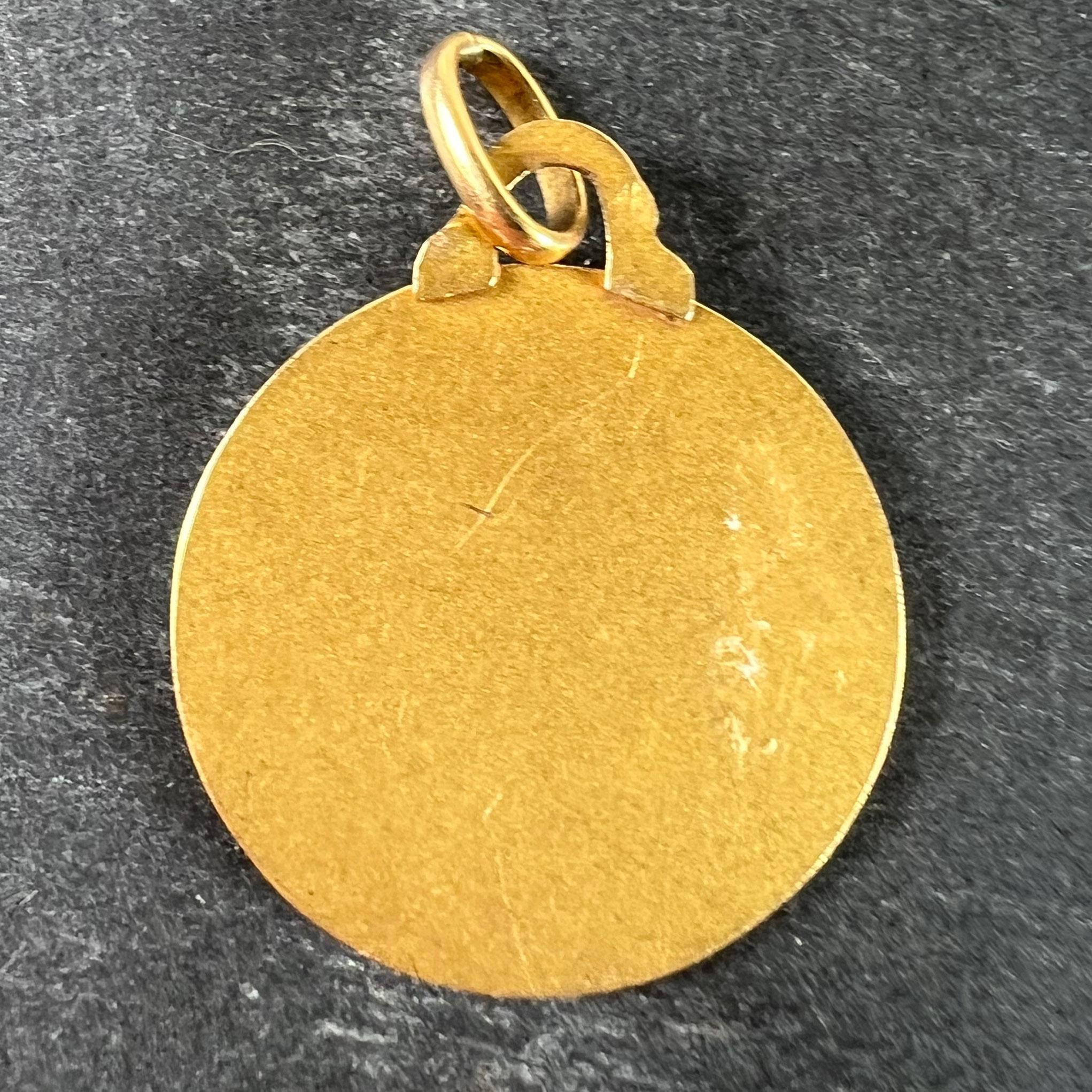 Vintage French Saint Isabelle of France 18 Karat Yellow Gold Medal Charm Pendant In Good Condition For Sale In London, GB