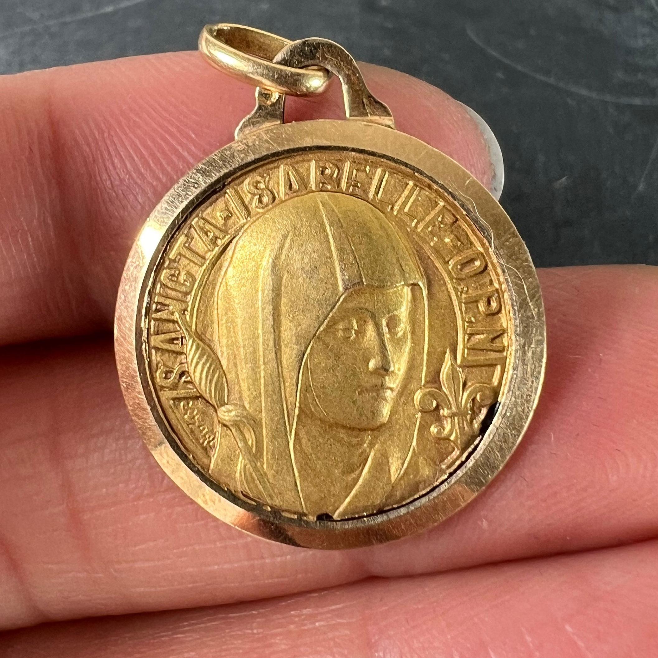 Vintage French Saint Isabelle of France 18 Karat Yellow Gold Medal Charm Pendant For Sale 1