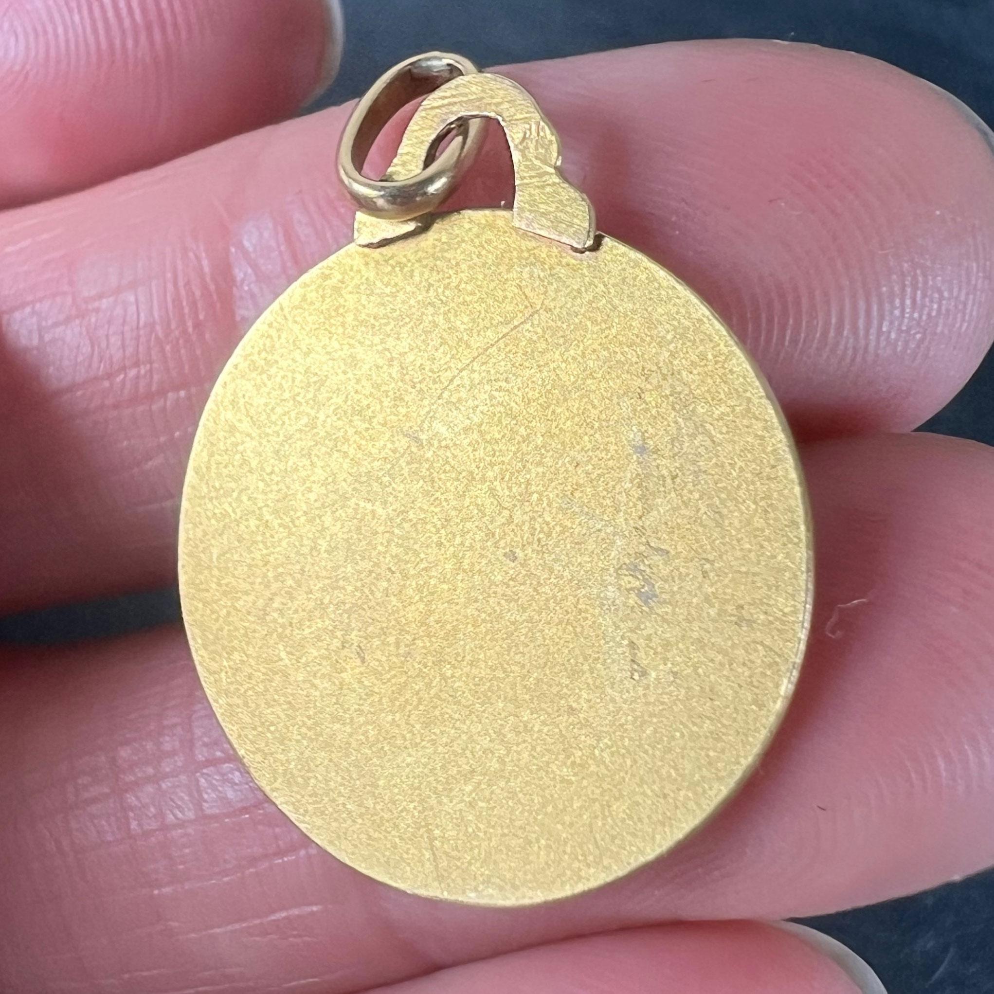 Vintage French Saint Isabelle of France 18 Karat Yellow Gold Medal Charm Pendant For Sale 3