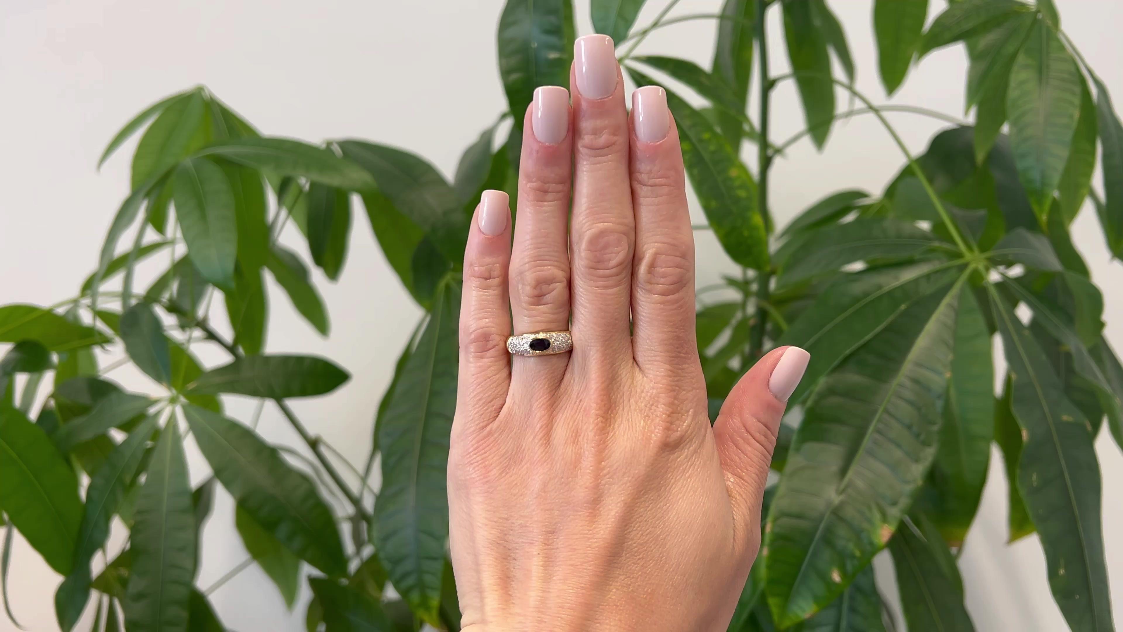 Ein Vintage Französisch Saphir und Diamant 18k Gelbgold Ring. Mit einem ovalen dunkelblauen Saphir im Mischschliff mit einem Gewicht von etwa 0,40 Karat. Akzentuiert durch 24 runde Diamanten im Brillantschliff mit einem Gesamtgewicht von ca. 0,45