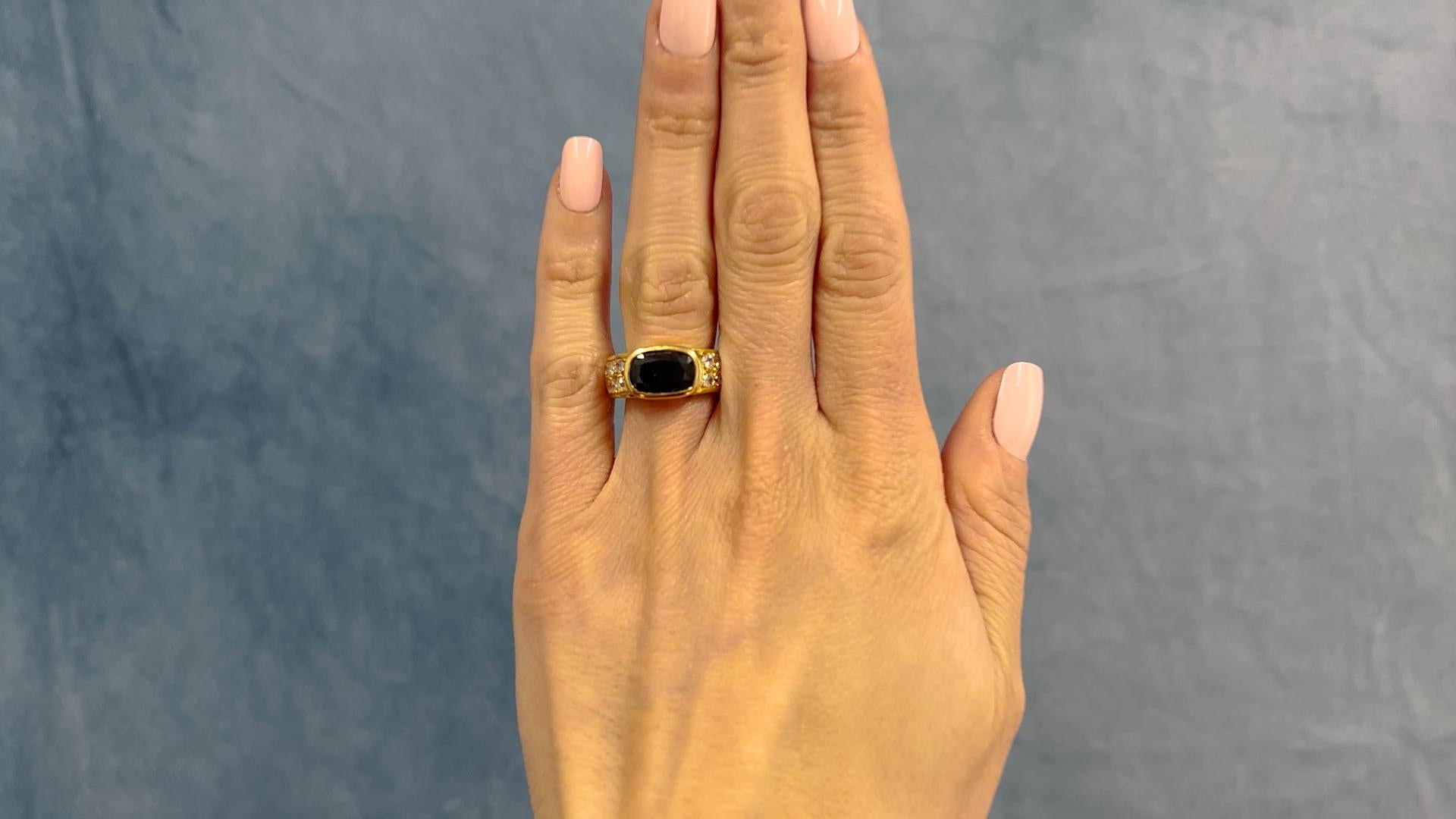 Ein Vintage Französisch Saphir und Diamant 18k Gelbgold Ring. Mit einem kissenförmig geschliffenen dunkelblauen Saphir von ca. 4.00 Karat. Akzentuiert durch 12 Diamanten im Altminenschliff mit einem Gesamtgewicht von ca. 0,75 Karat, eingestuft als