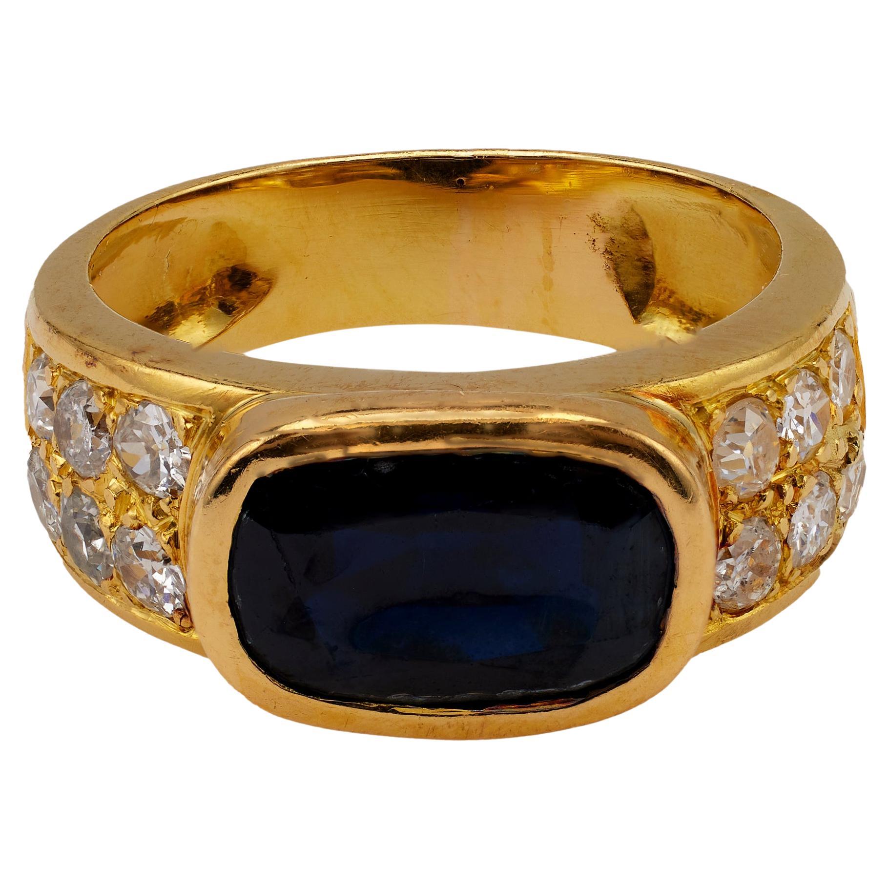 Bague française vintage en or jaune 18 carats avec saphirs et diamants en vente