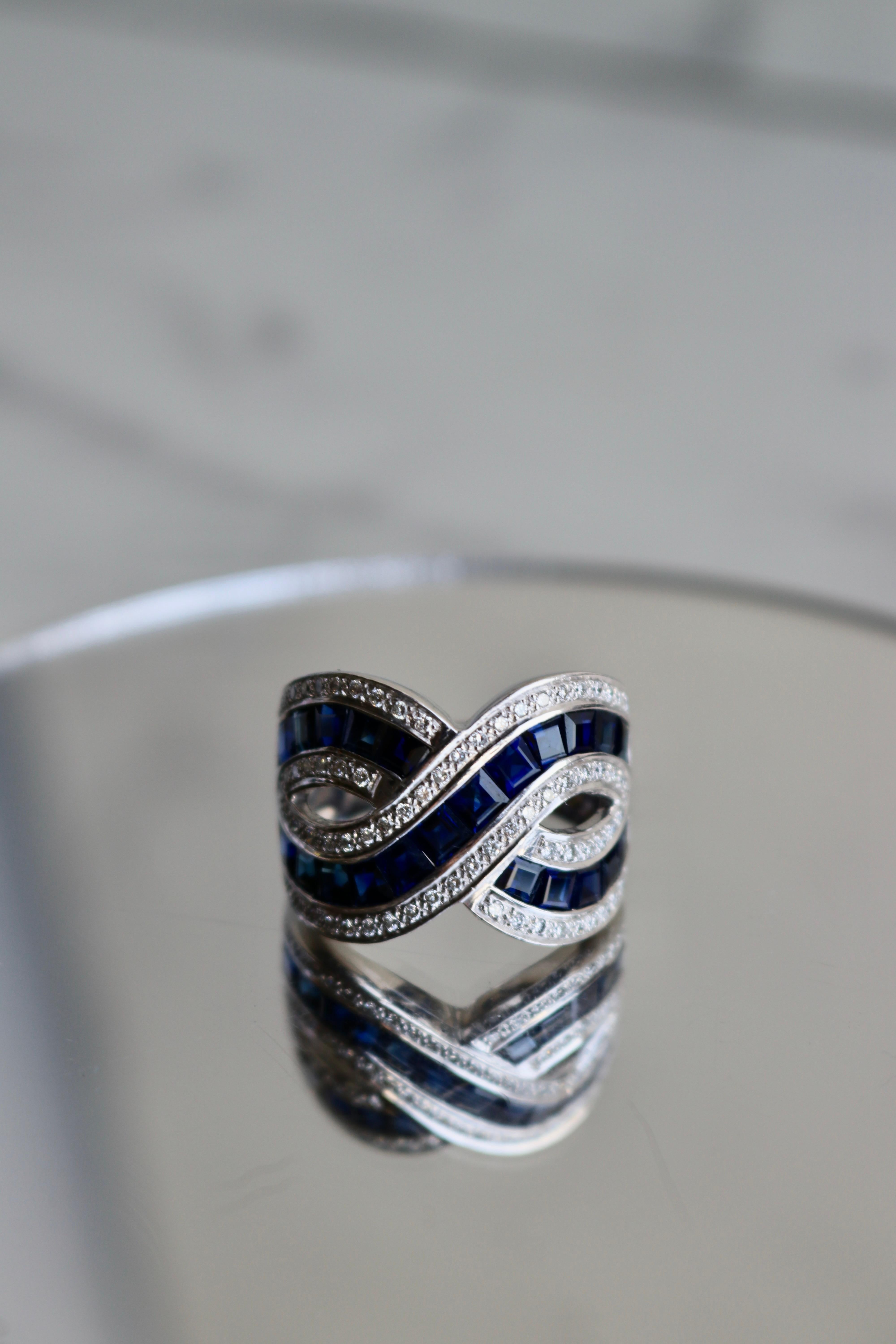 Französischer Saphir-Diamant-Crossover-Ring aus 18k Weißgold im Angebot 1