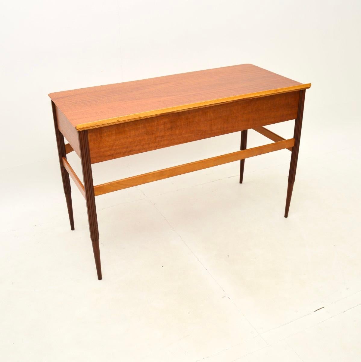Bureau / Console Vintage en bois satiné français Bon état - En vente à London, GB