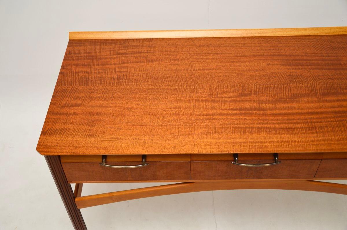 Milieu du XXe siècle Bureau / Console Vintage en bois satiné français en vente
