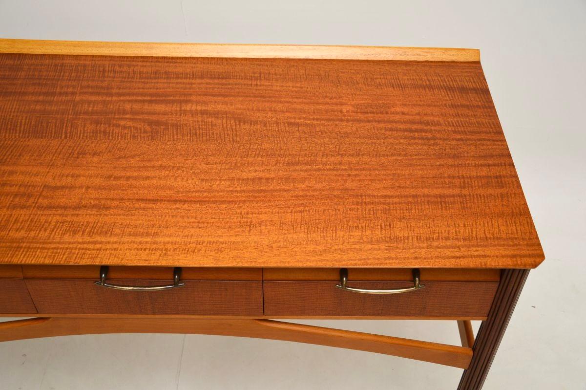 Laiton Bureau / Console Vintage en bois satiné français en vente