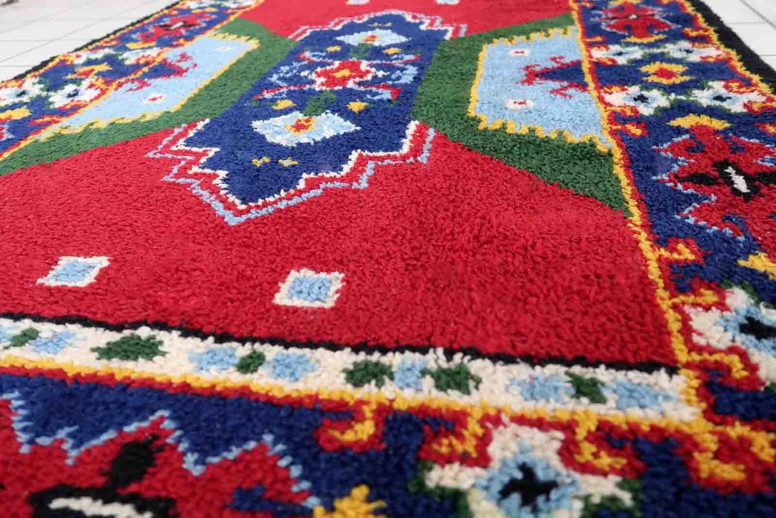 Französischer Savonnerie-Teppich in bunten Farbtönen. Der Teppich wurde in der Mitte des 20. Jahrhunderts aus Wolle hergestellt. Es befindet sich in einem guten Originalzustand.

-zustand: original gut,

-etwa: 1950er Jahre,

-größe: 3,8' x 5,7'