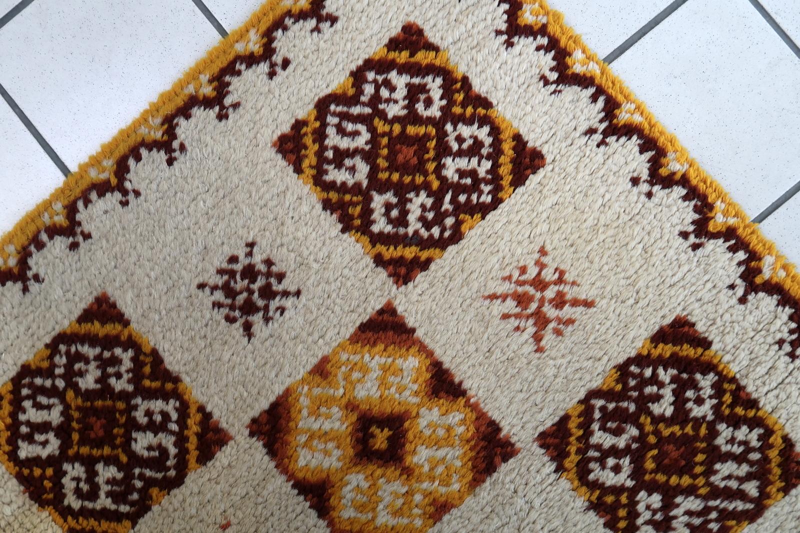Vintage Französisch Savonnerie Teppich in beige Farbe. Der Teppich wurde Ende des 20. Jahrhunderts aus Wolle hergestellt. Es befindet sich in einem guten Originalzustand.

-zustand: original gut,

-etwa: 1960er Jahre,

-größe: 2,5' x 4,8'