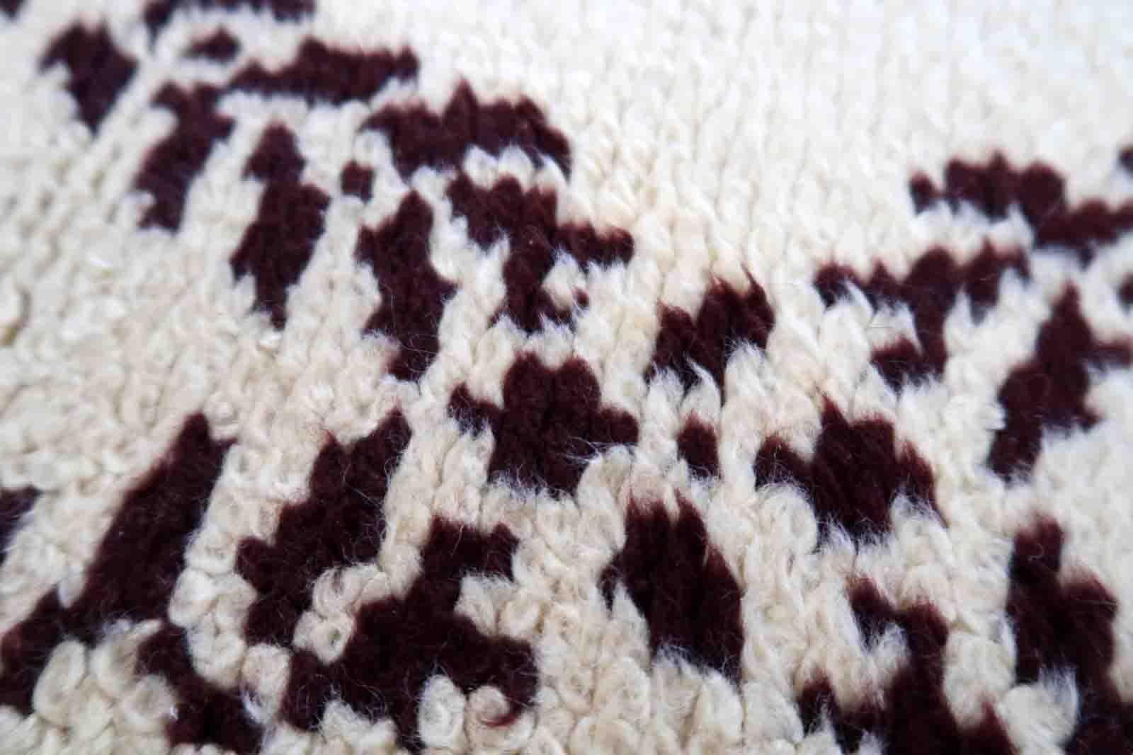 Vintage Französisch Savonnerie Teppich in leuchtend rosa Farbe. Der Teppich wurde Ende des 20. Jahrhunderts aus Wolle hergestellt. Es befindet sich in einem guten Originalzustand.

-zustand: original gut,

-etwa: 1960er Jahre,

-größe: 2,5' x