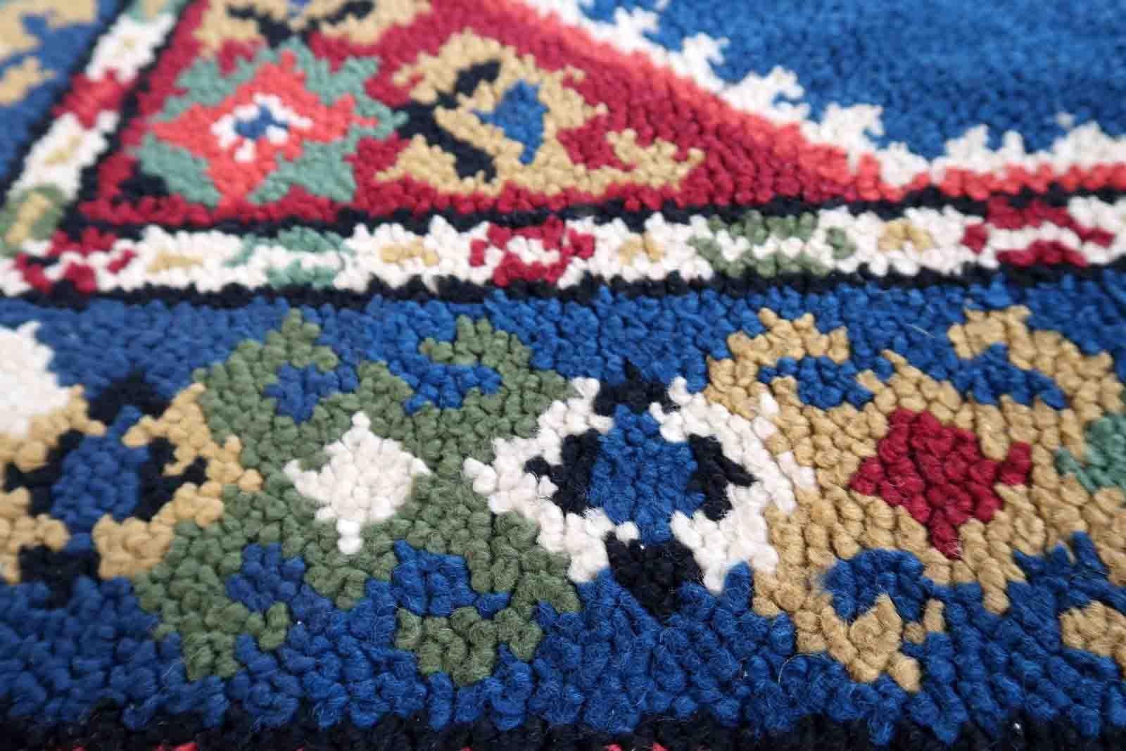 Französischer Savonnerie-Teppich im Vintage-Stil in blauen und roten Farben. Der Teppich wurde Ende des 20. Jahrhunderts aus Wolle hergestellt. Es befindet sich in einem guten Originalzustand.

-zustand: original gut,

-etwa: 1960er