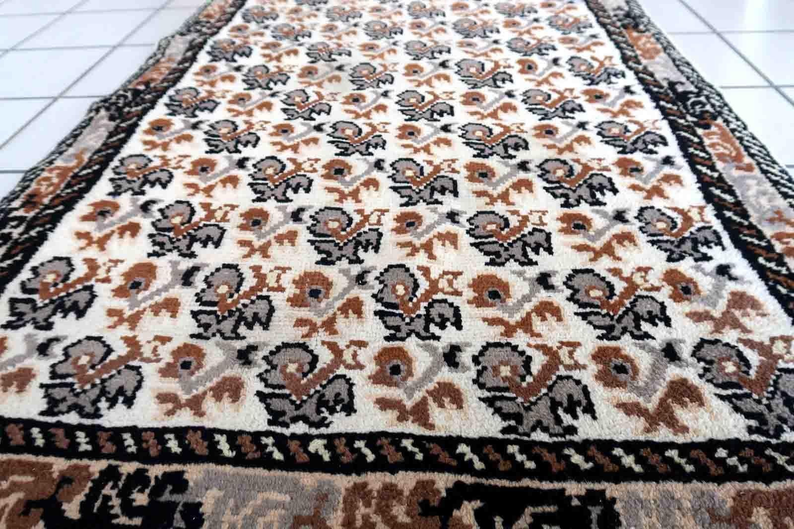 Tapis vintage de la Savonnerie française de couleur beige ciel. Le tapis a été fabriqué en laine à la fin du 20e siècle. Il est en bon état d'origine.

-condition : original bon,

-Circa : 1960,

-Taille : 83 cm x 138 cm (2,7' x