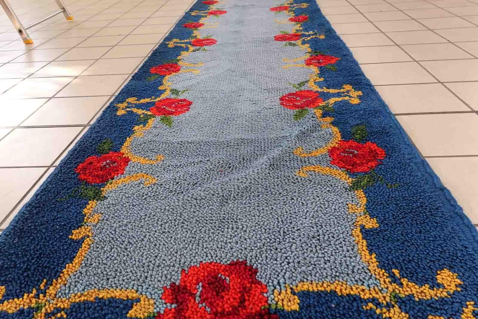 Vieux chemin de table en Savonnerie française de couleur bleue avec un motif floral. Le tapis est de la fin du 20ème siècle en bon état d'origine.

-condition : original bon,

-circa : 1960s,

-Taille : 2,4' x 11,4' (76cm x