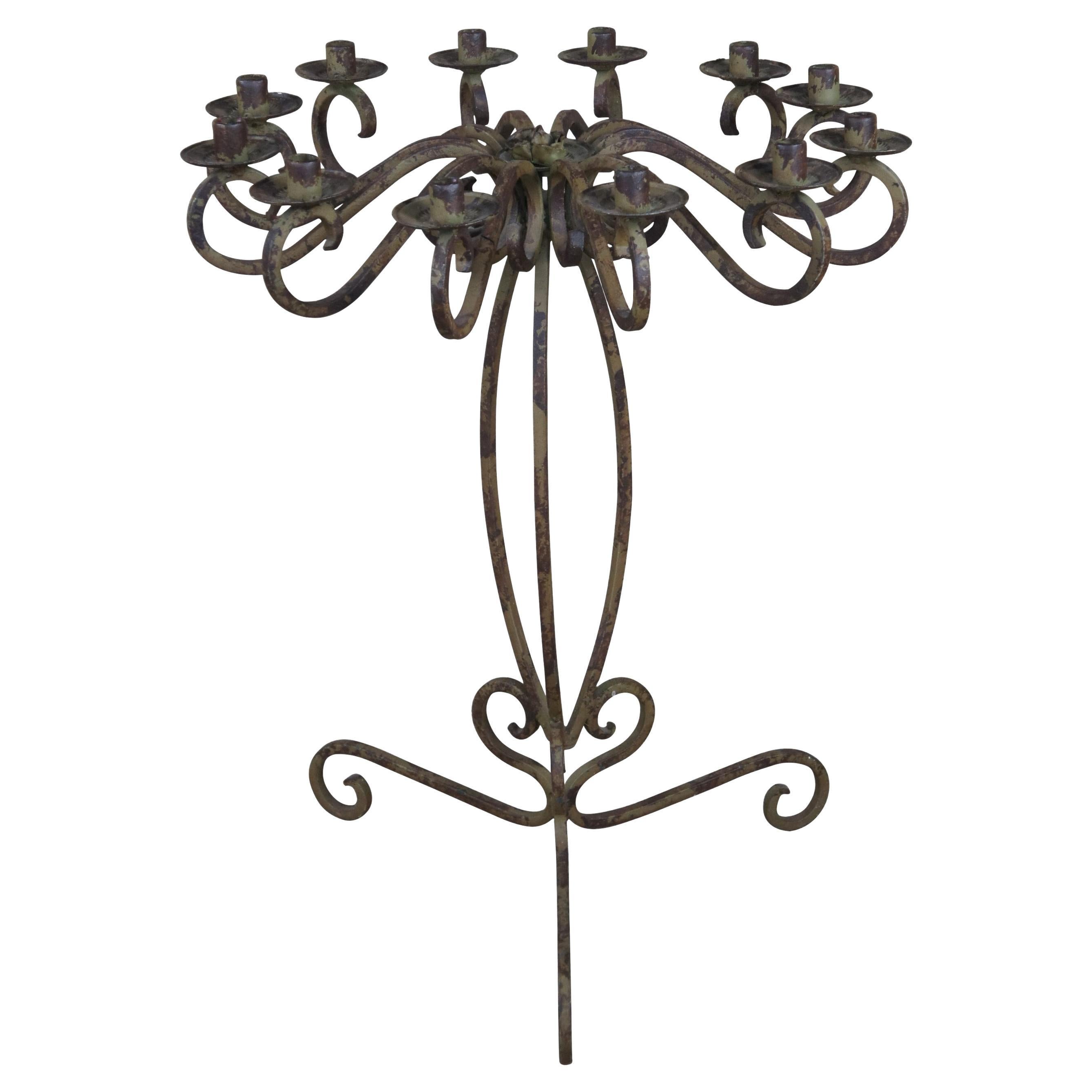 Vieux candélabre gothique français en fer à volutes à 12 lumières sur pied d'autel, style gothique