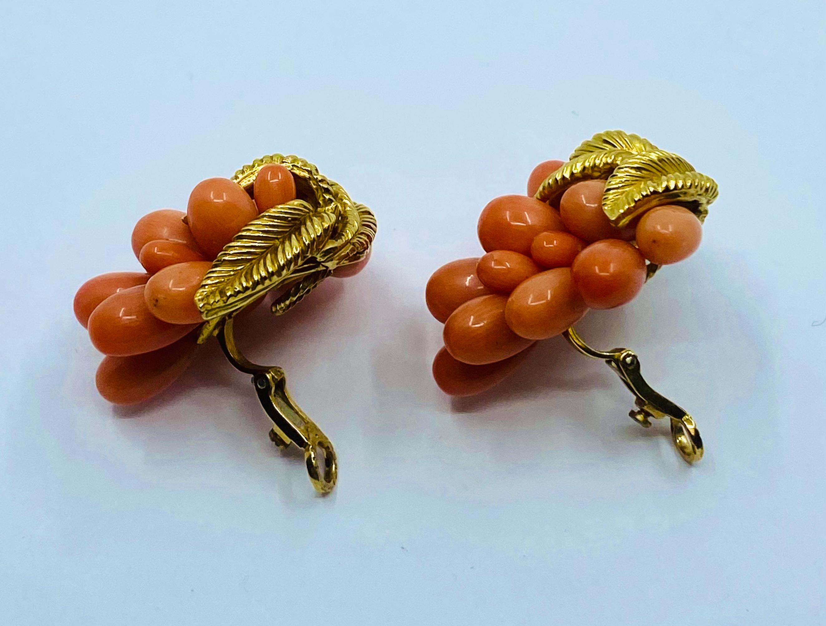 Vintage French Set Coral Earrings Brooch 18k Gold For Sale 4