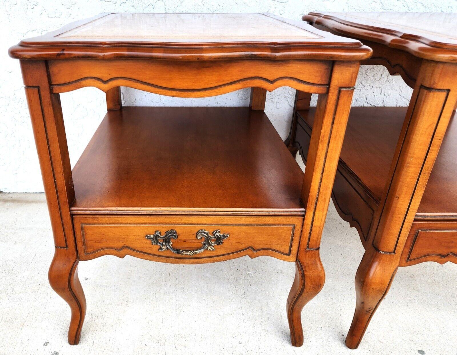 Provincial français Tables d'appoint vintage françaises en noyer avec plateau en cuir par HAMMARY en vente