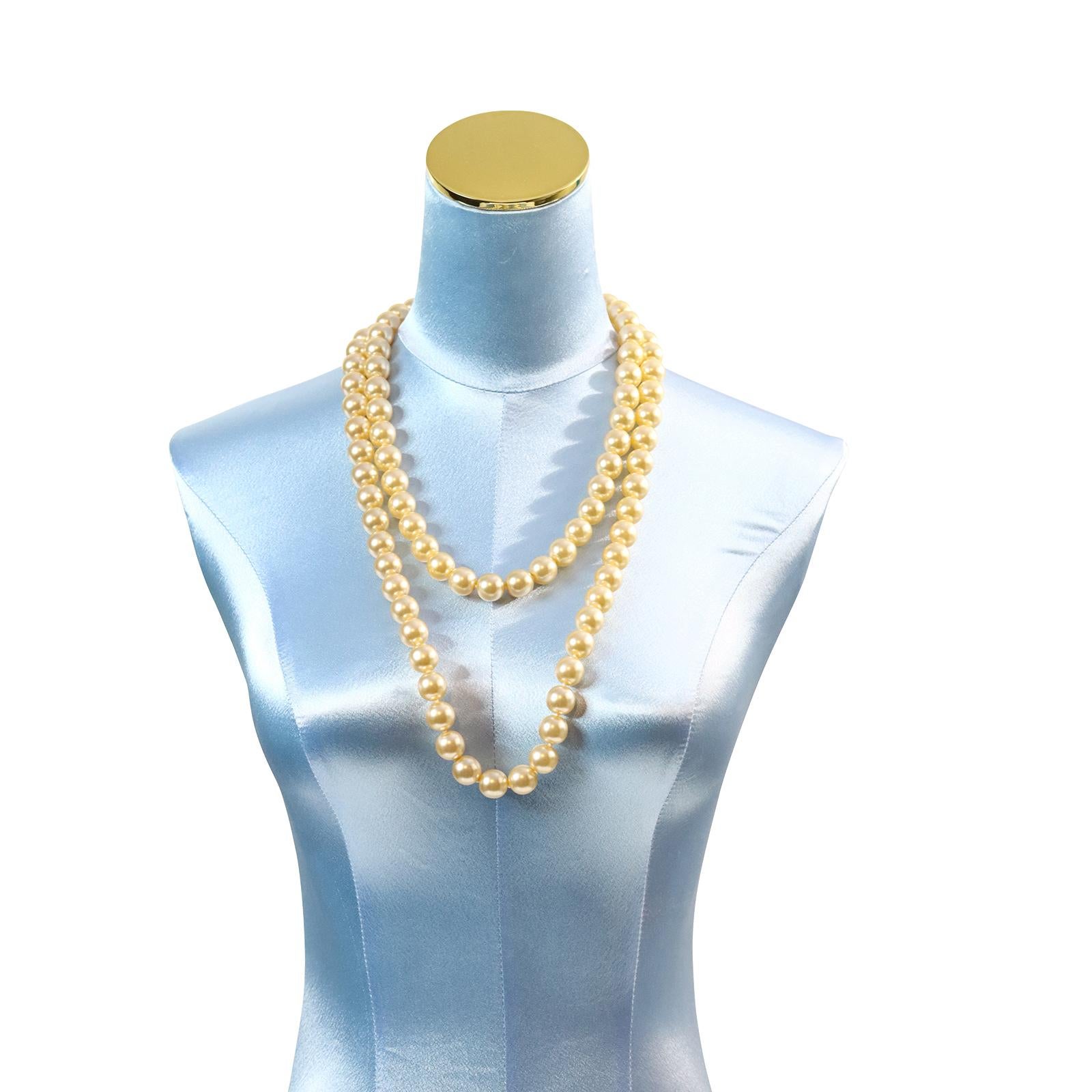 Vintage French Single Strand of Faux Pearls Necklace.  This is so lovely to wear alone and Plain or to do many things with. Wear a Brooch on it or Wrap it Double. A very beautiful French strand of pearls.