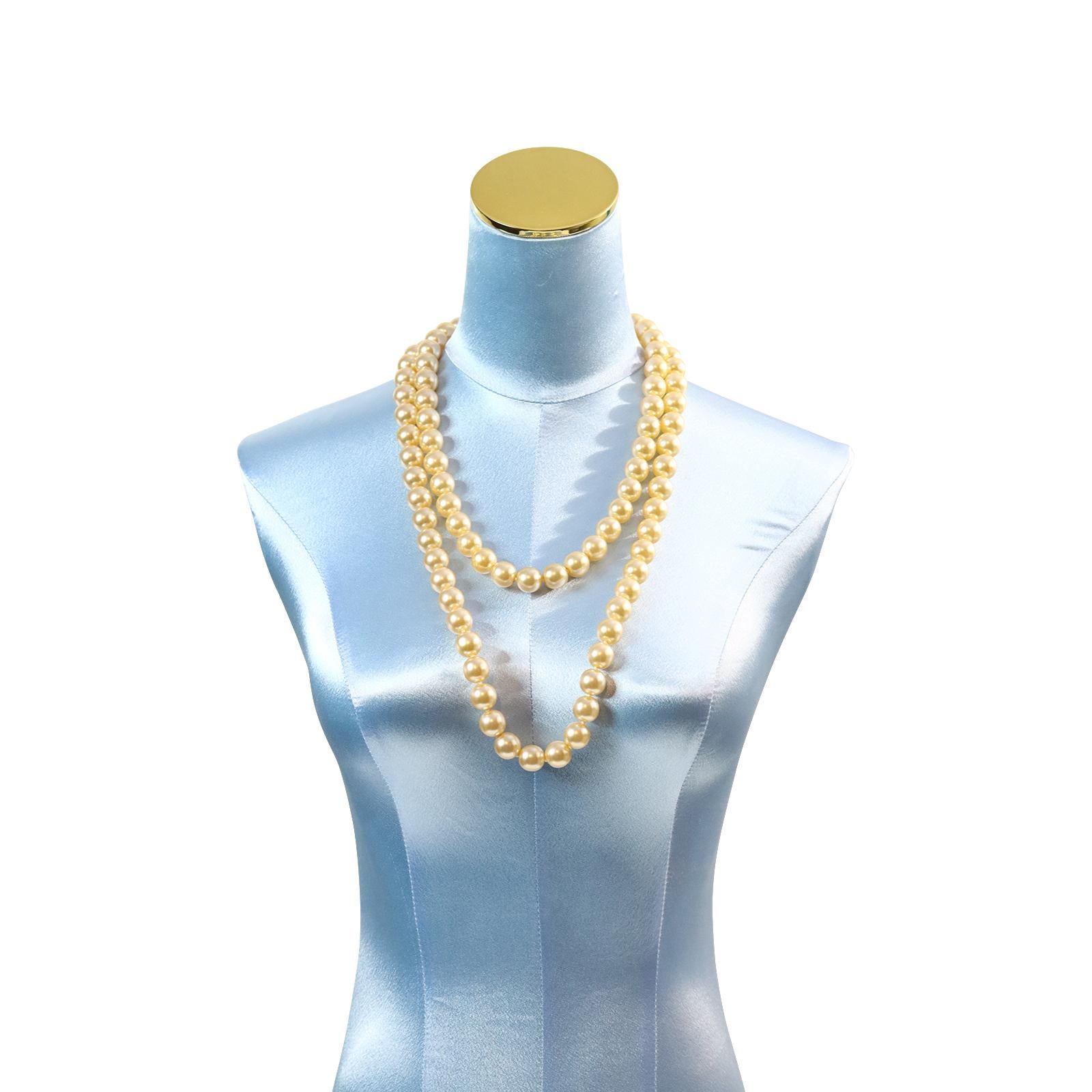 Women's or Men's Vintage French Single Strand of Faux Pearls Necklace Circa 1980s For Sale
