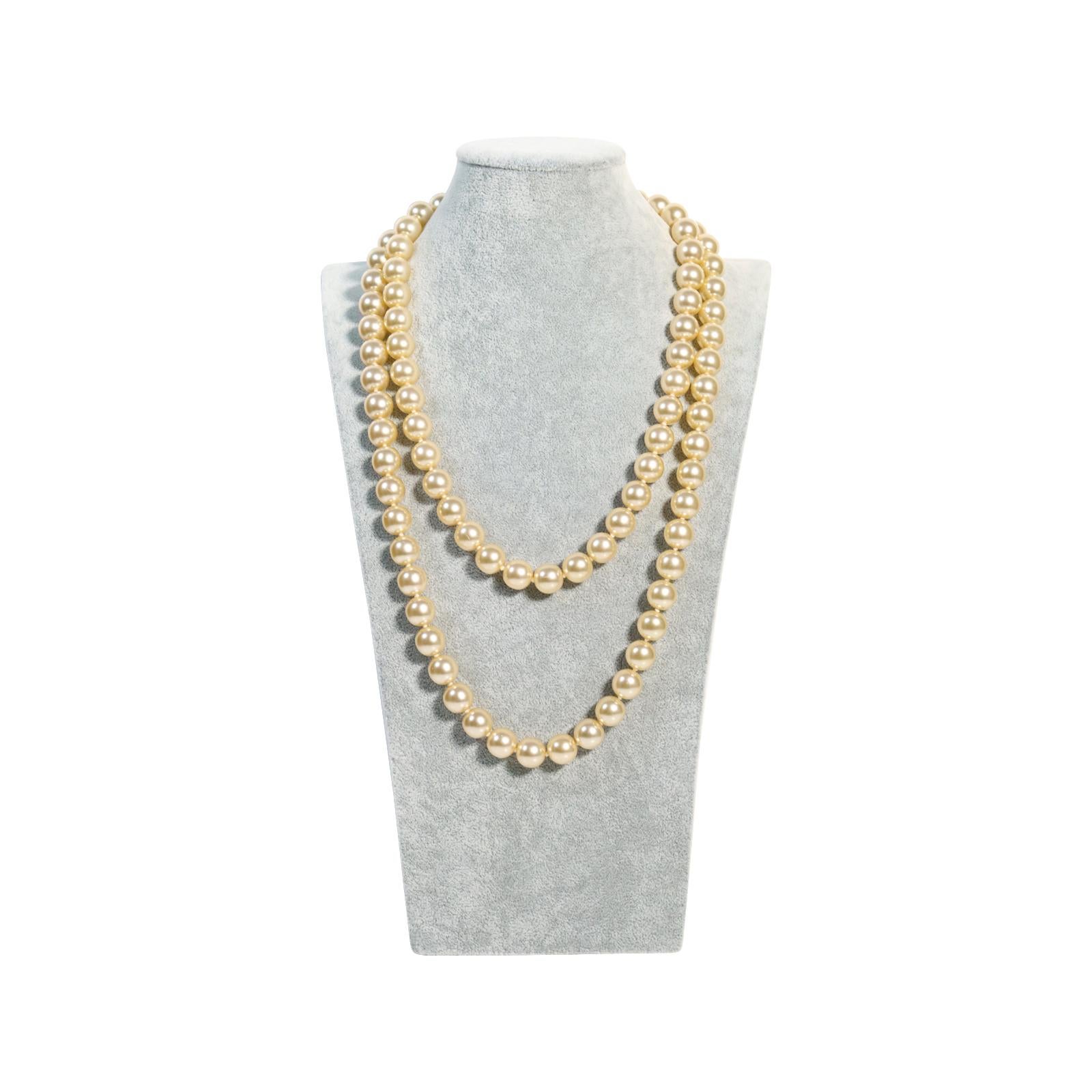 Vintage French Single Strand of Faux Pearls Necklace Circa 1980s For Sale 3