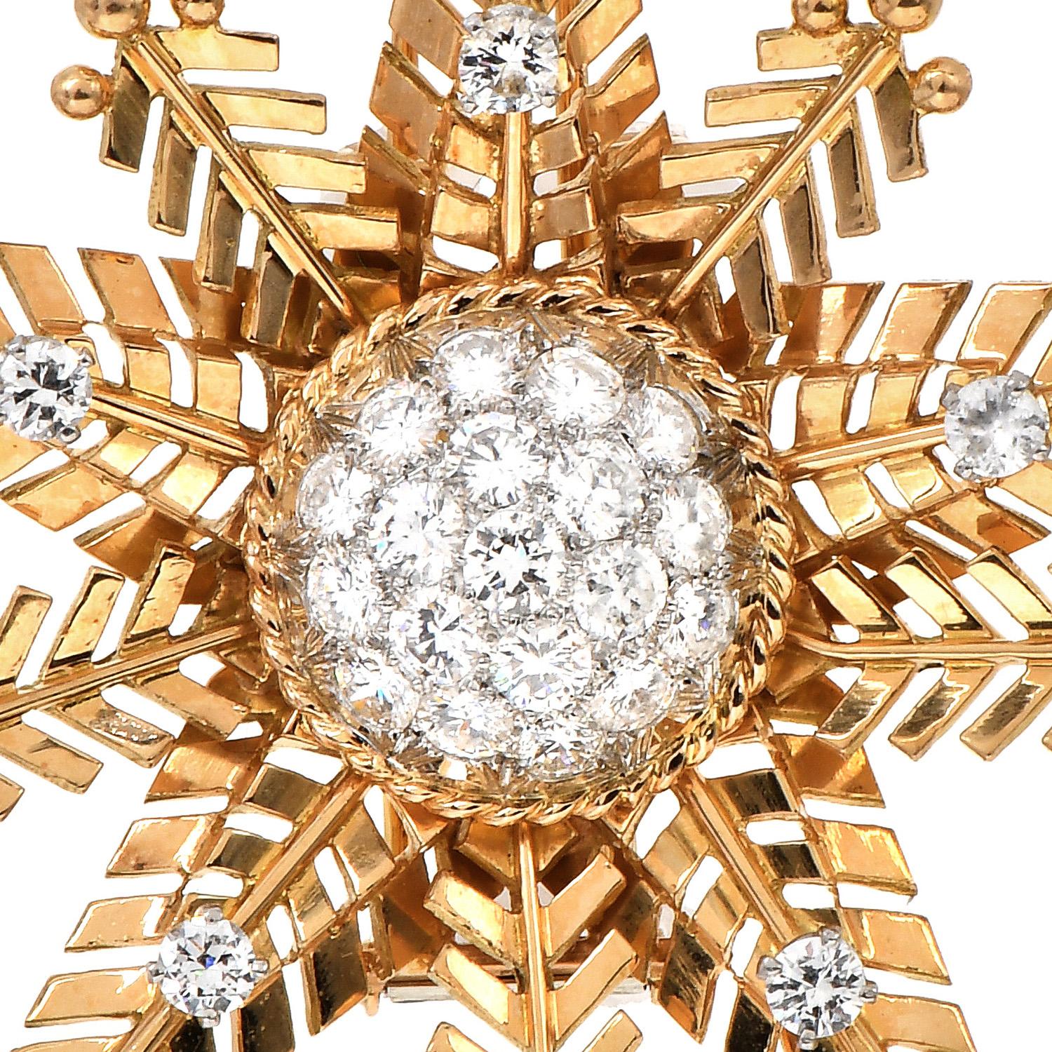 This exquisite Vintage High Quality made Diamond Snowfleks Brooch pin is made of solid 18K Rose gold. This stunning 1960's pin is set with round-cut diamonds weighing approximately 2.20 carats, F-G color, VVS clarity, and Platinum. Hallmarked
