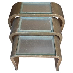 Mesas nido francesas vintage de la Edad Espacial, lacadas en dorado y con tapa de cristal - Juego de 3