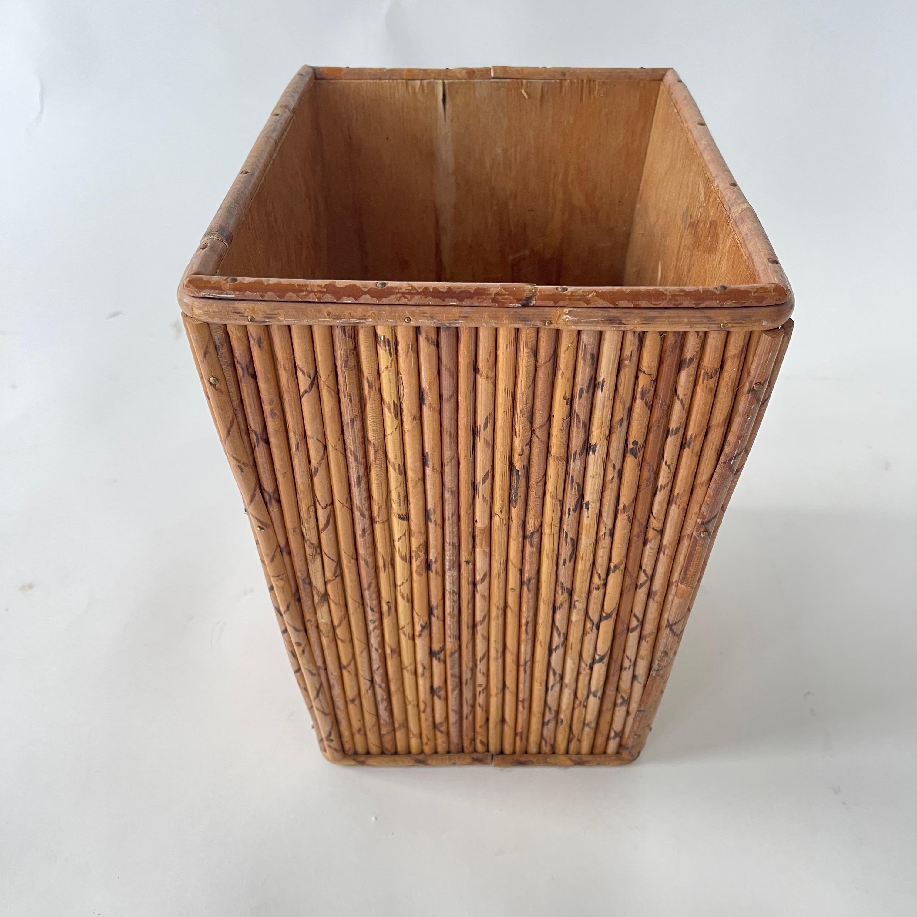Legno Cestino francese d'epoca in rattan a canne spaccate, Francia, anni '60 in vendita