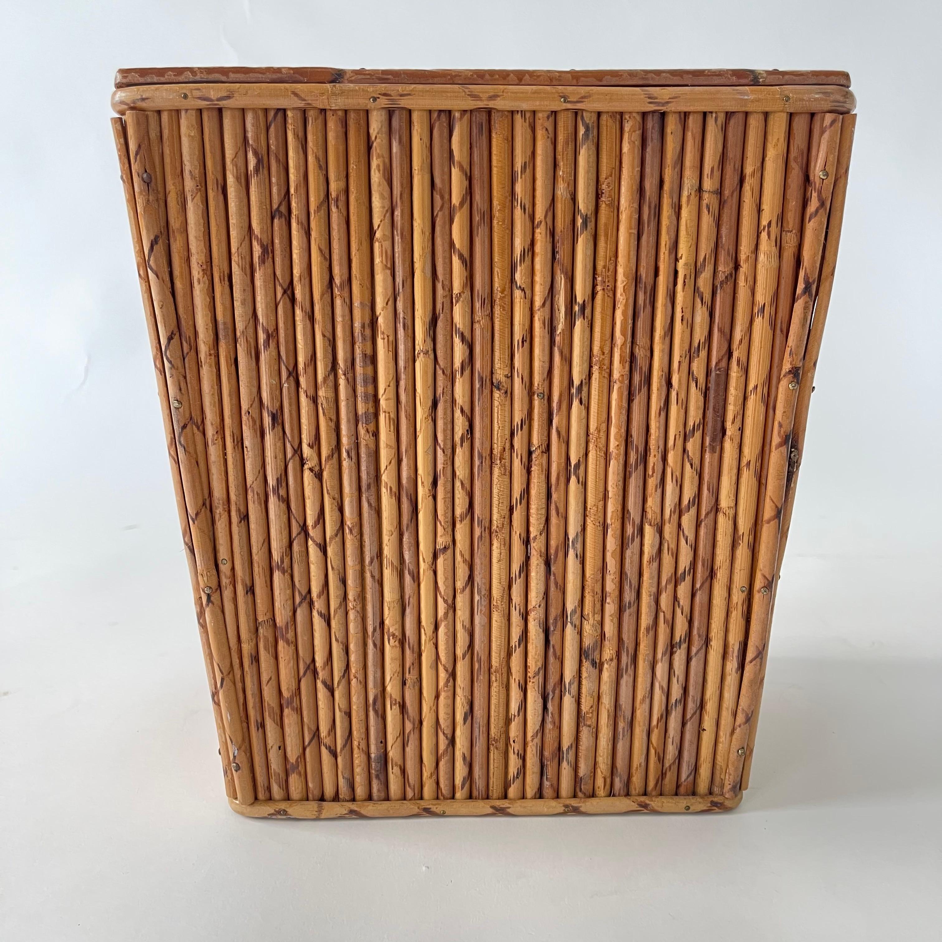 Cestino francese d'epoca in rattan a canne spaccate, Francia, anni '60 in vendita 1