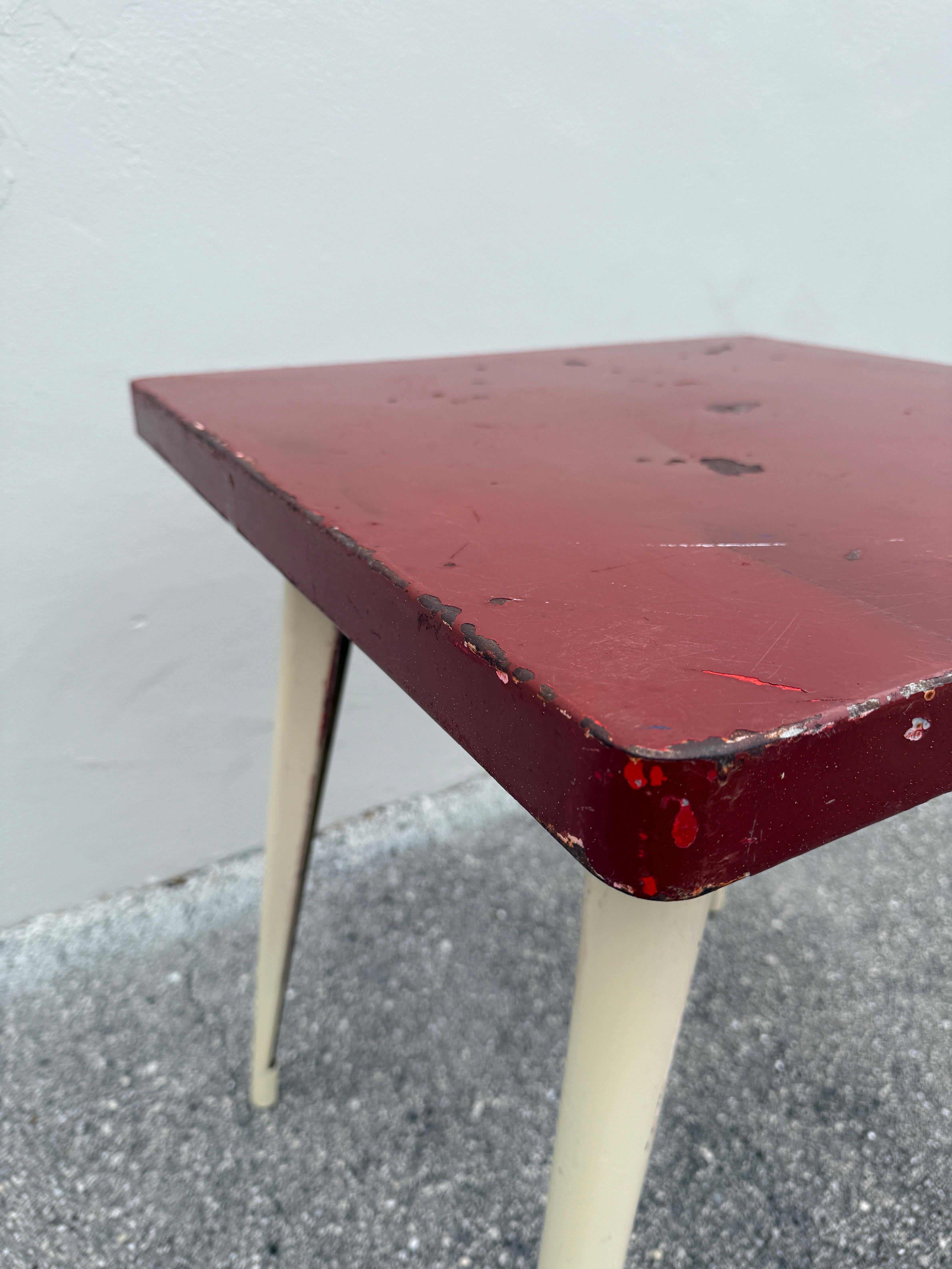 Peint Table de bistrot carrée française vintage Xavier Pauchard en vente