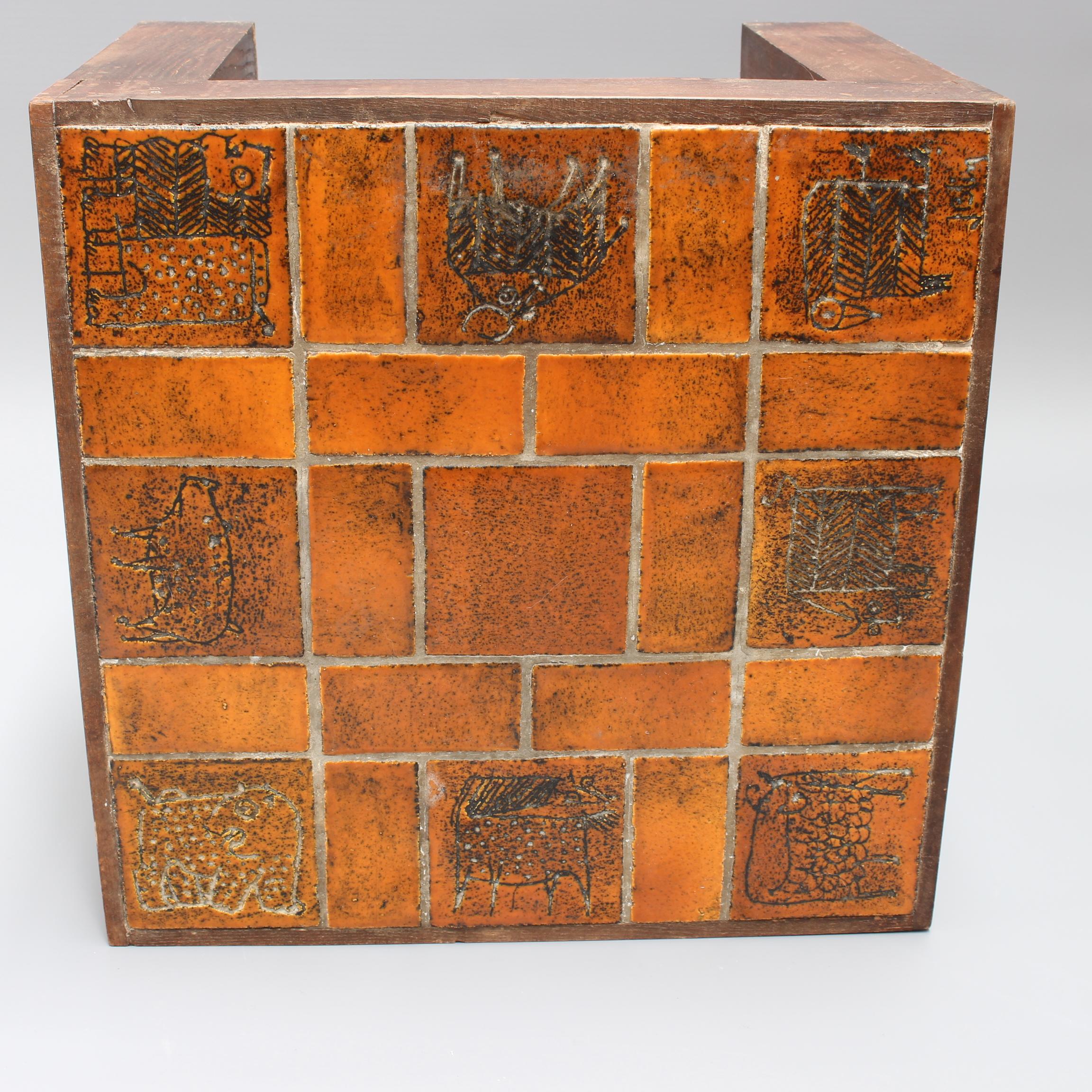 Table d'appoint carrée du milieu du siècle avec plateau en céramique par Jacques Blin (circa 1950). Les carreaux de faïence de la couleur de l'argile brûlée de Blin sont décorés d'animaux stylisés incisés, soutenus par une simple base en bois. L'un