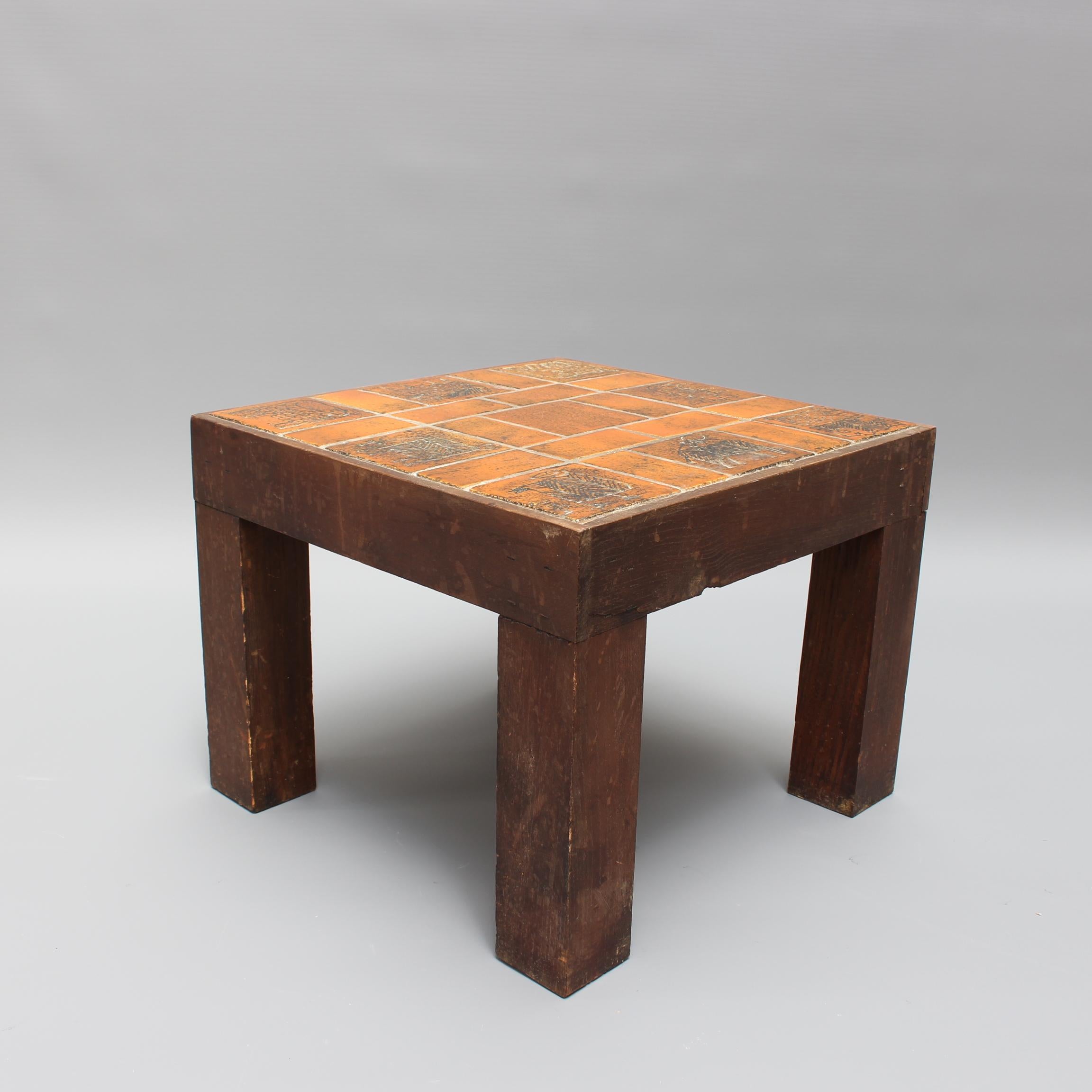 Französischer quadratischer Vintage-Beistelltisch mit Keramikfliesenplatte von Jacques Blin, ca. 1950er Jahre (Mitte des 20. Jahrhunderts) im Angebot