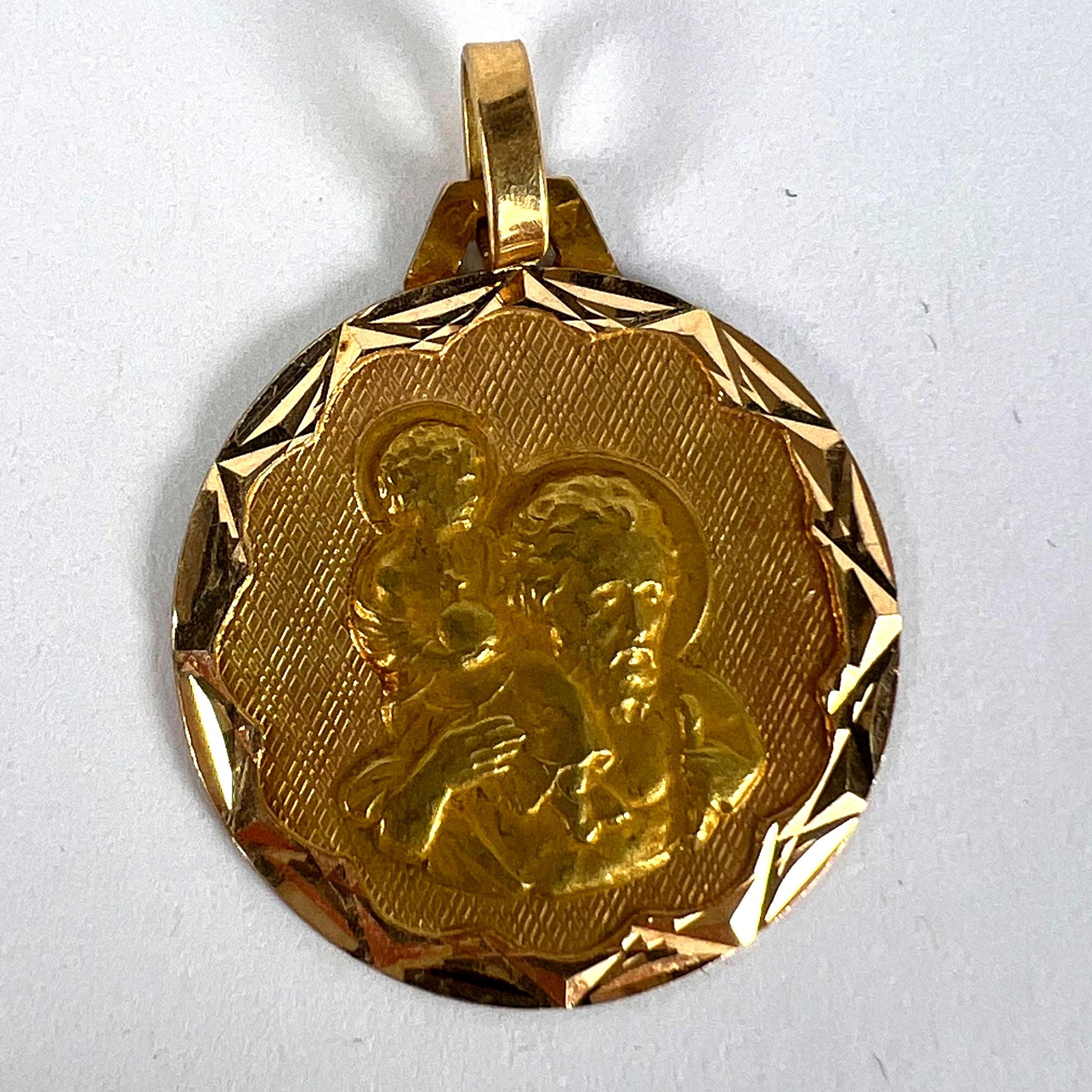 Colgante de oro amarillo de 18 quilates con un amuleto francés vintage de San Cristóbal en venta 7