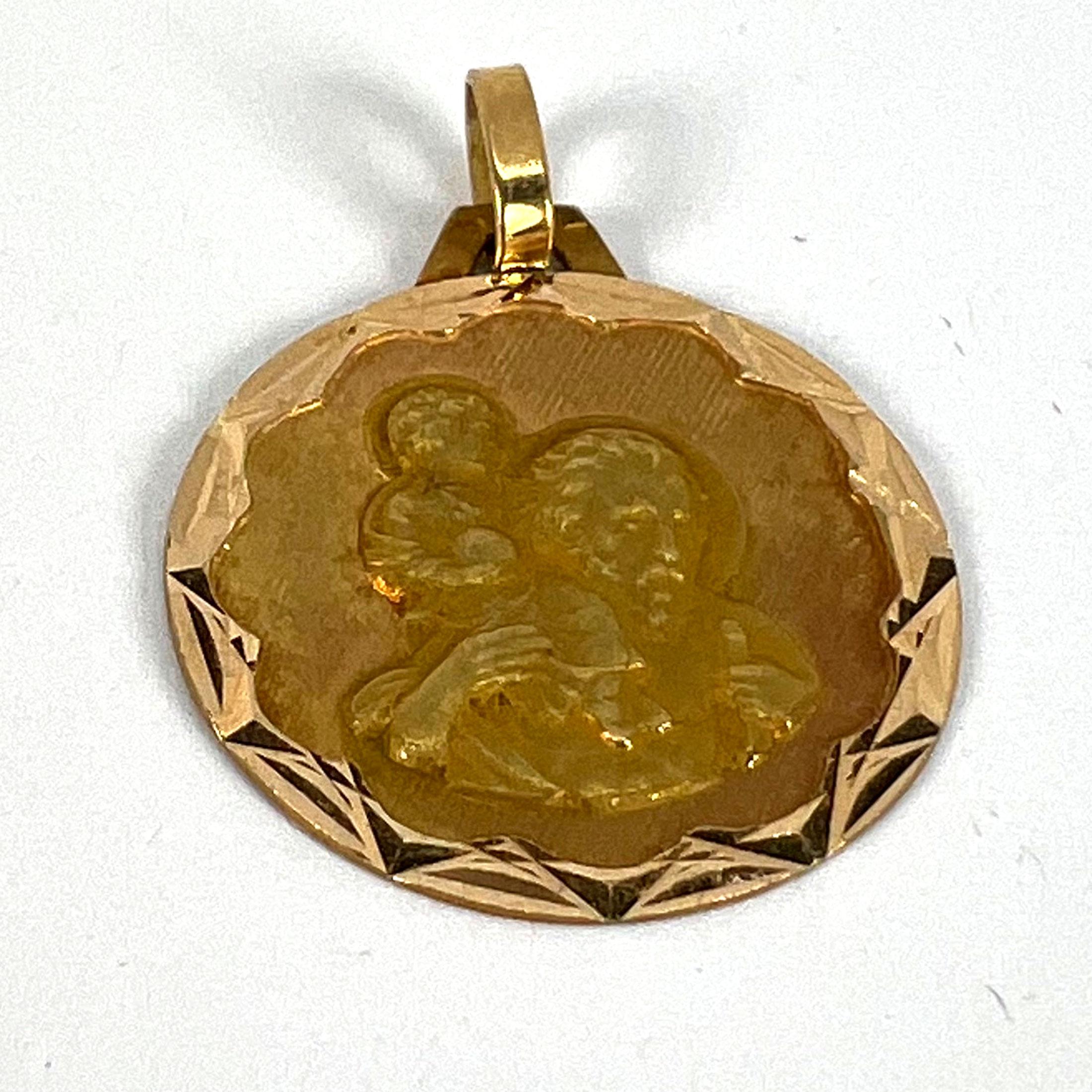 Colgante de oro amarillo de 18 quilates con un amuleto francés vintage de San Cristóbal en venta 9