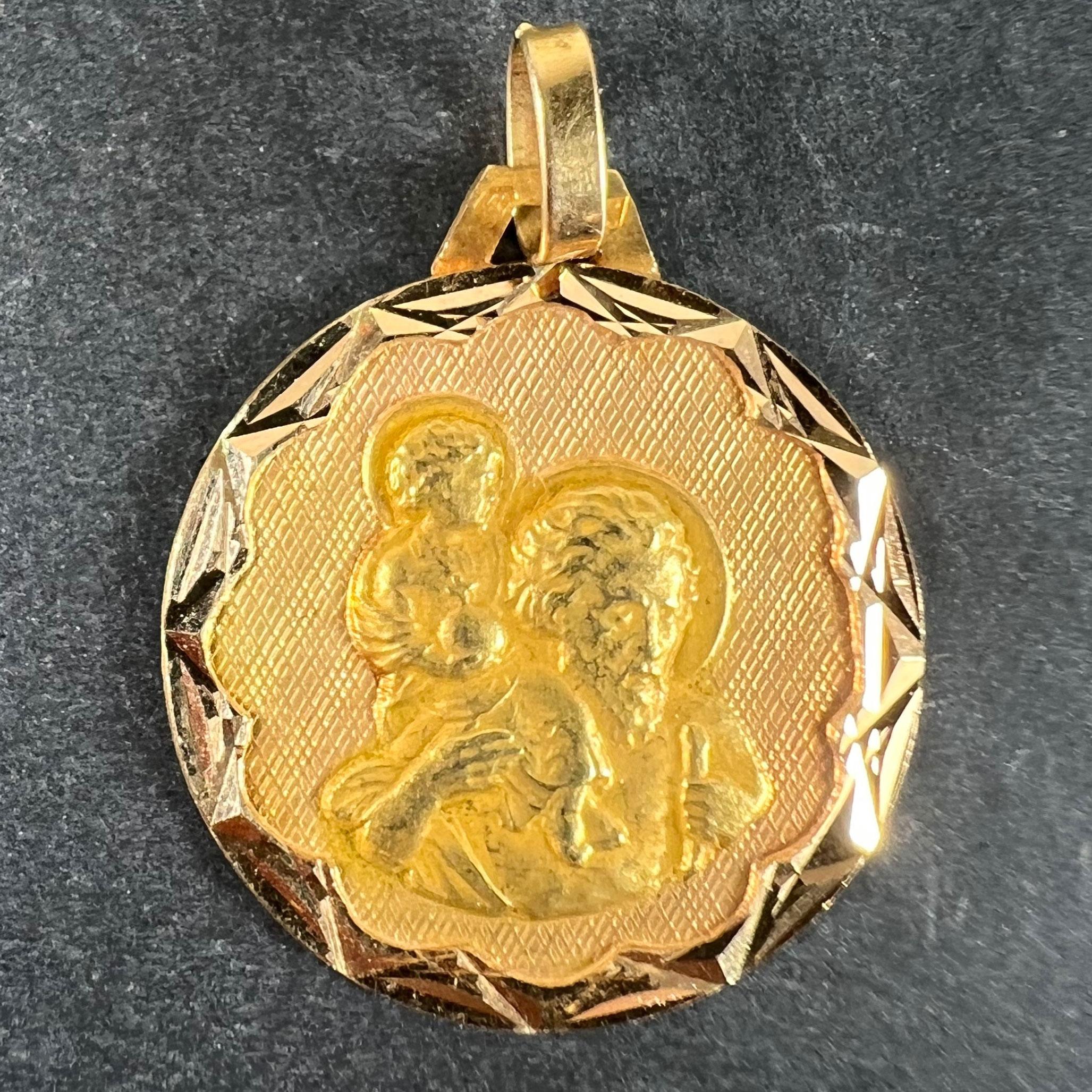 Colgante francés de oro amarillo de 18 quilates (18K) que representa a San Cristóbal mientras lleva al niño Cristo a través de un río, en oro amarillo mate engastado en una montura de oro amarillo pulido y facetado. Lleva estampada la cabeza de