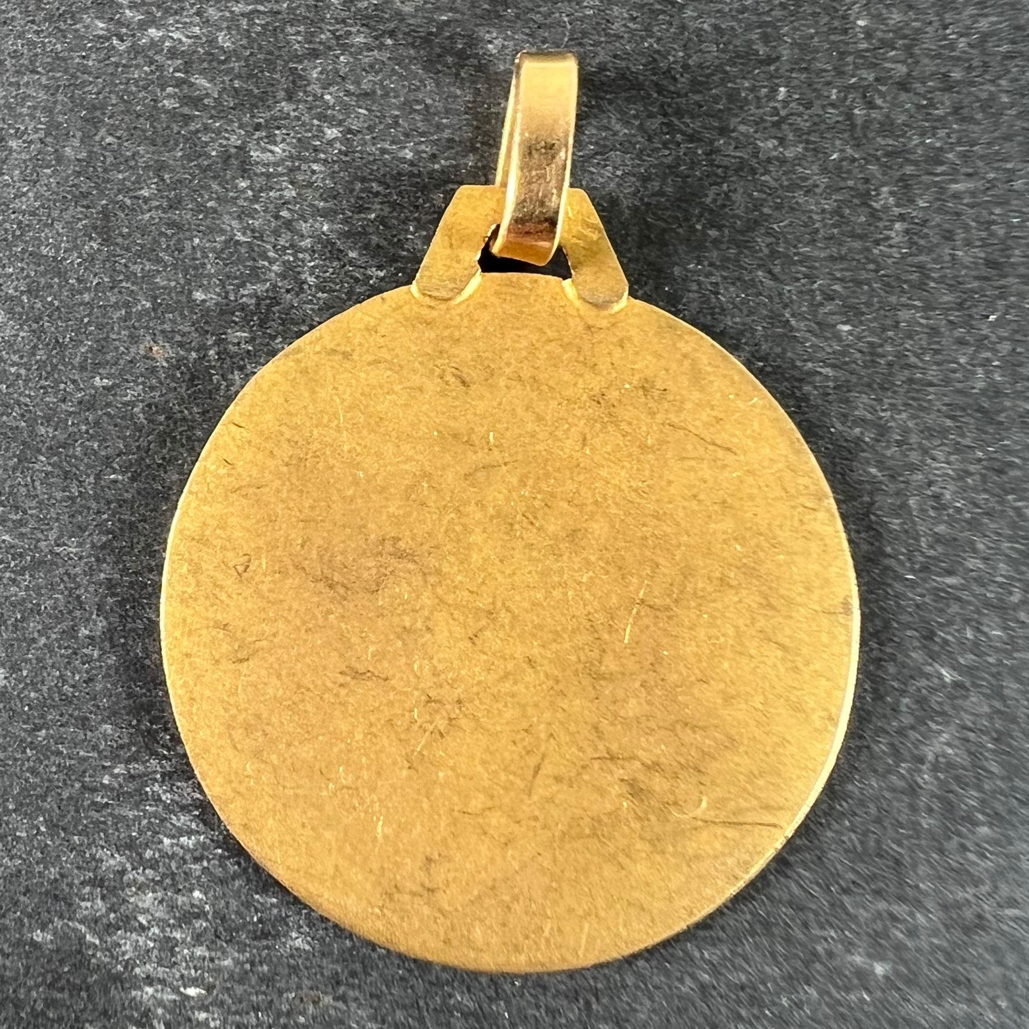 Colgante de oro amarillo de 18 quilates con un amuleto francés vintage de San Cristóbal en Bueno estado para la venta en London, GB