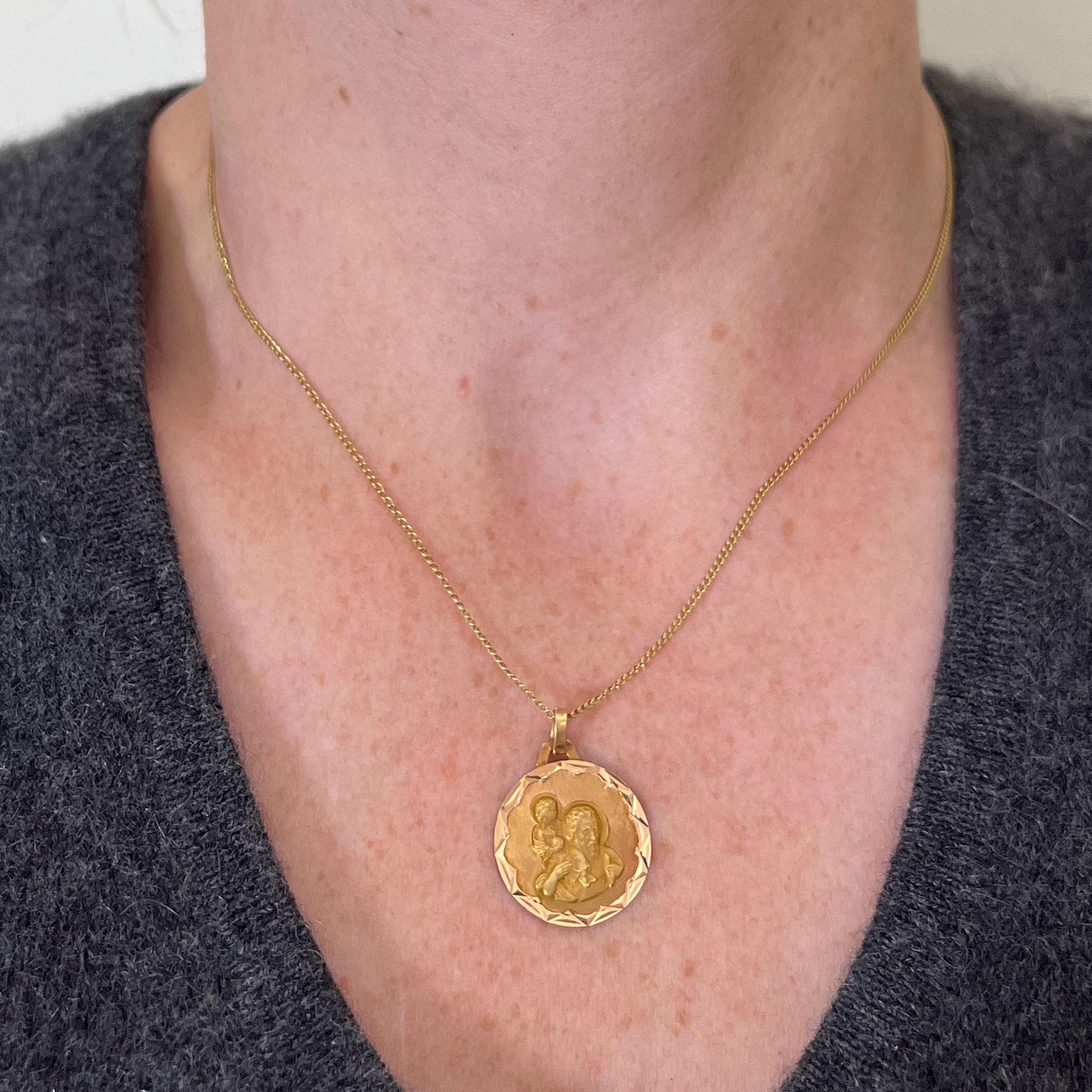 Femenino o masculino Colgante de oro amarillo de 18 quilates con un amuleto francés vintage de San Cristóbal en venta
