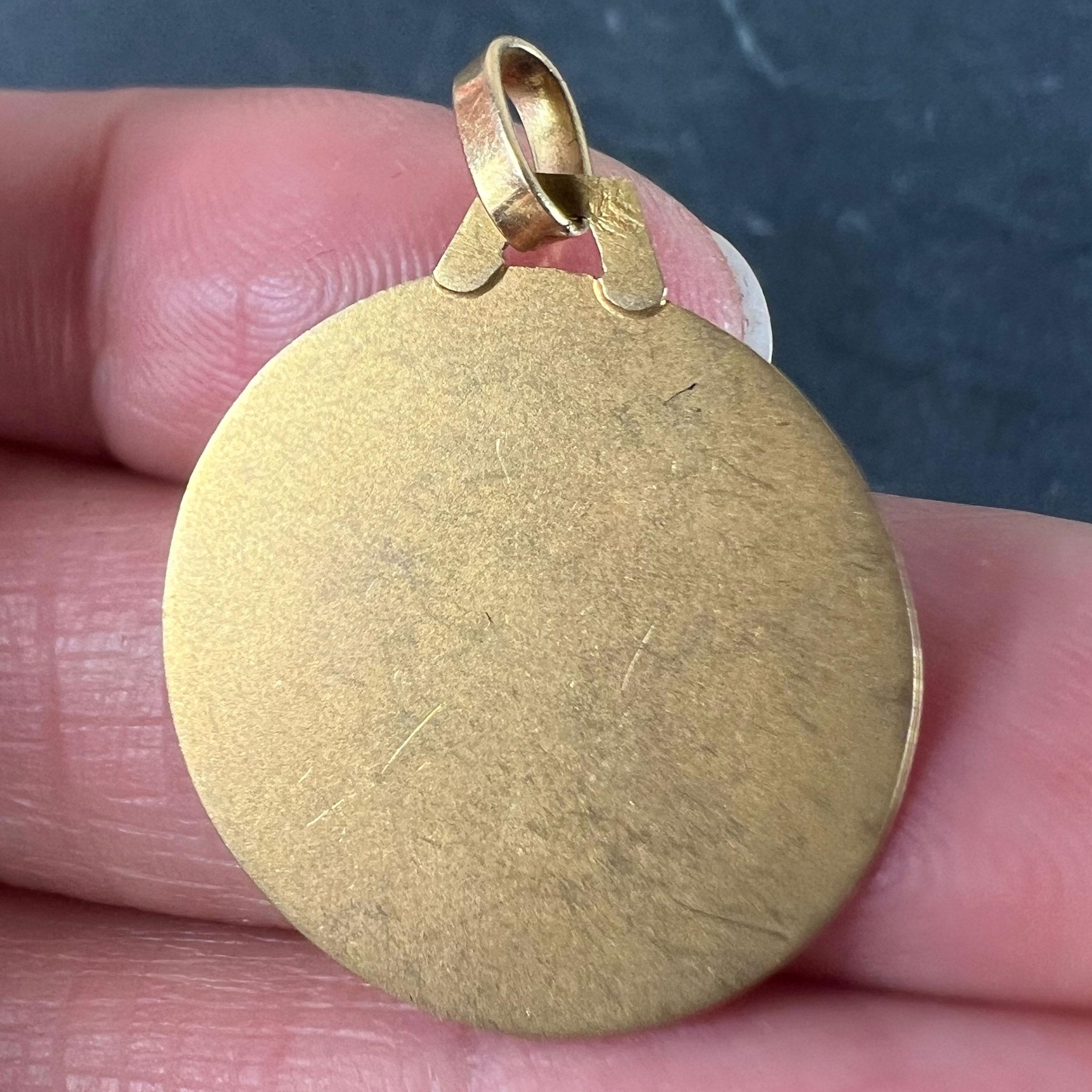 Colgante de oro amarillo de 18 quilates con un amuleto francés vintage de San Cristóbal en venta 4