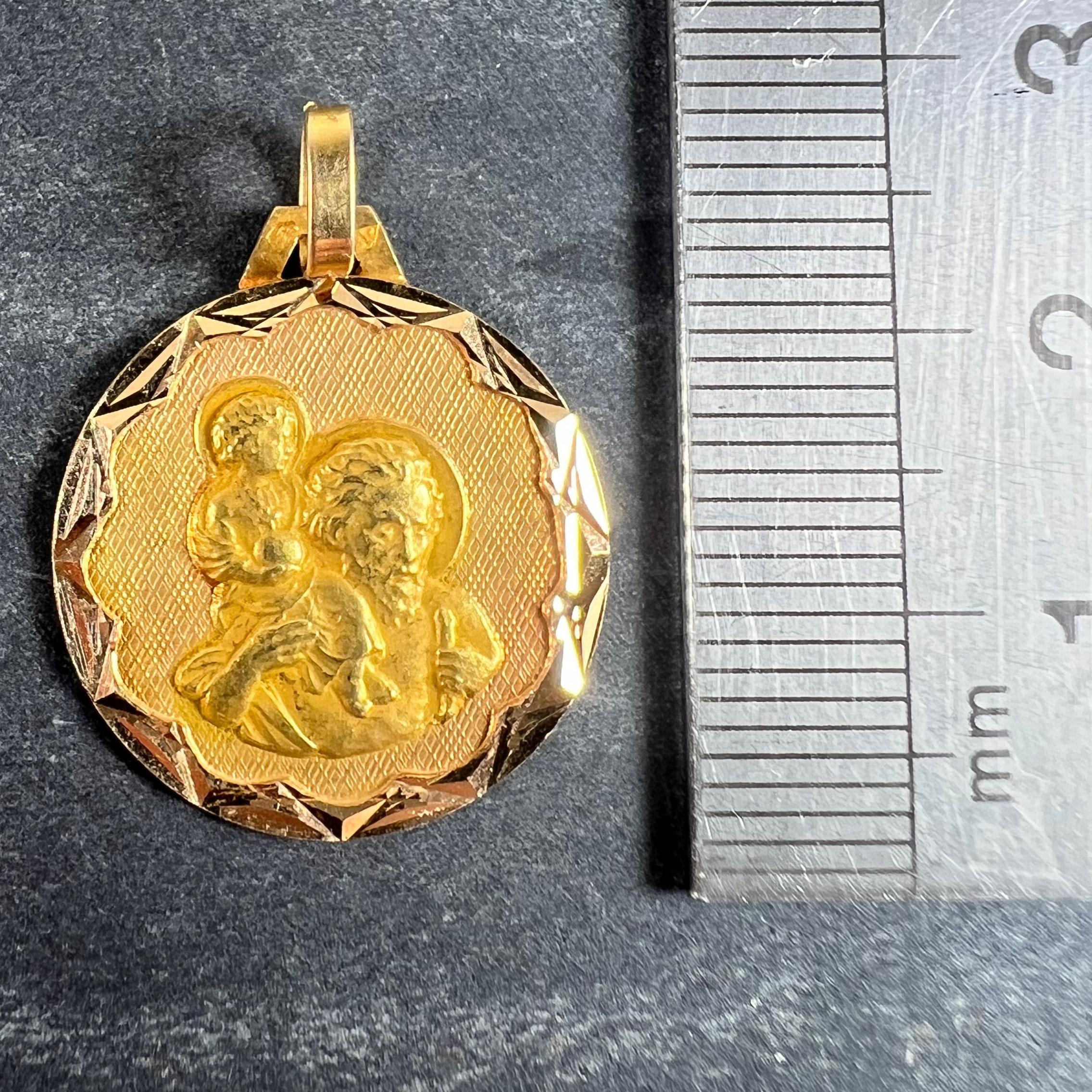 Colgante de oro amarillo de 18 quilates con un amuleto francés vintage de San Cristóbal en venta 5