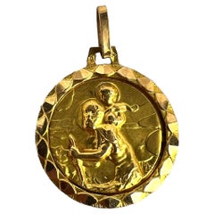 Colgante de oro amarillo de 18 quilates con un amuleto francés vintage de San Cristóbal