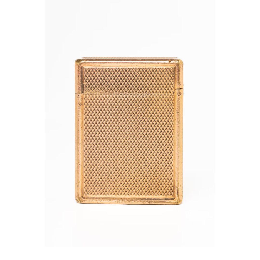 Vintage iconic S.T Dupont small size gold plated lighter made in France circa 1980 with a geometric design. The lighter is in good working order. The gift box together with a pouch is included.

Condition: Wear and signs of use especially on the