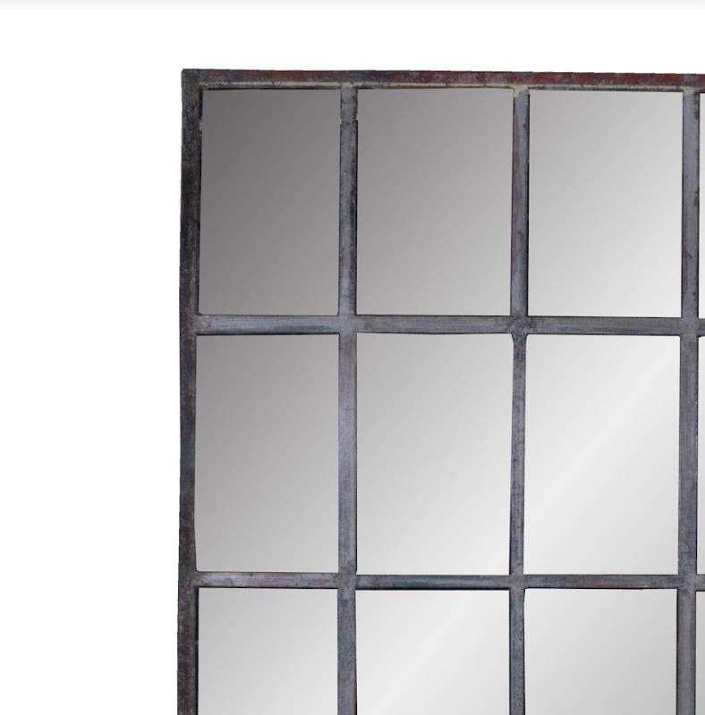 Cadre de fenêtre en acier français vintage comme miroir avec patine de peinture d'origine  Bon état - En vente à Dallas, TX