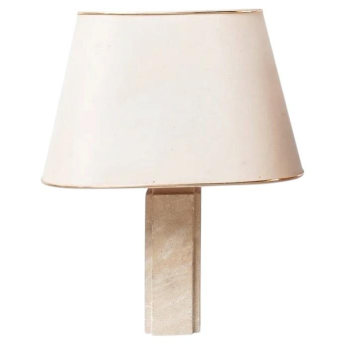 Can you put a lamp on a bookshelf?