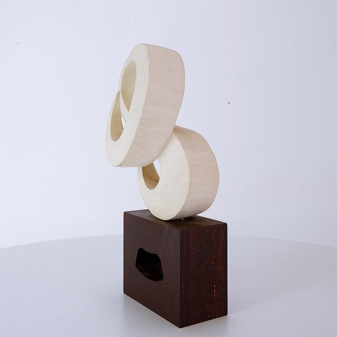 Sculpture en pierre française vintage - artiste inconnu
Art - Décoration - Sculpture organique naturelle
Dimensions : 25cmx15cm H:47,5cm 
MATERIAL : Pierre française - Base en bois 
Usure correspondant à l'âge et à l'usage.