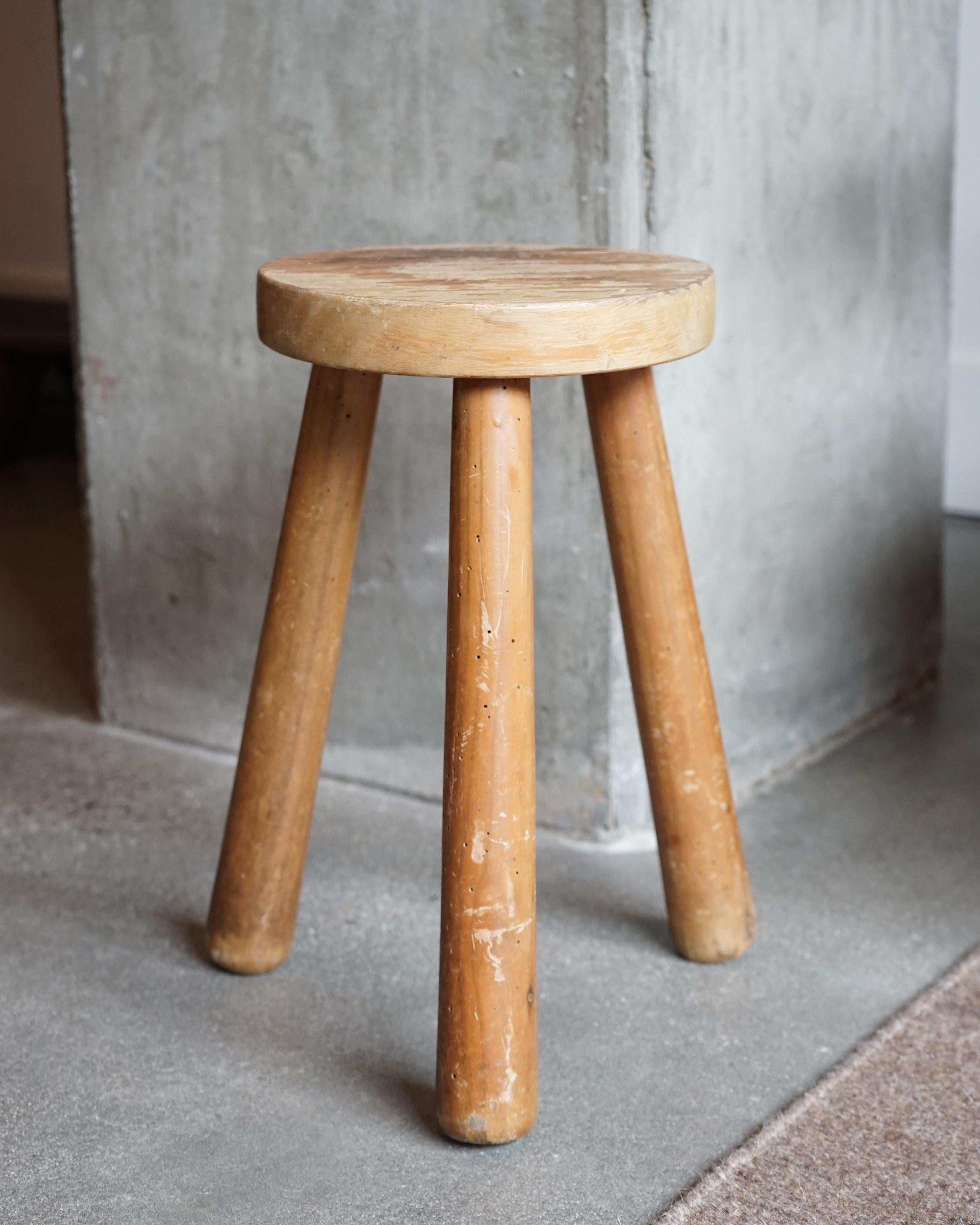 Vintage stool from France 

1940's 

Excellent patina and structurally sound. 

Measures: 15