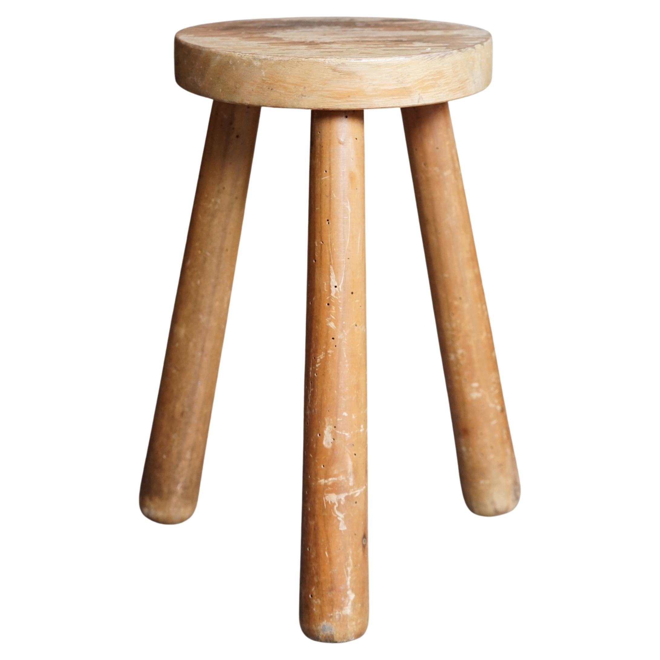 Tabouret français vintage des années 1940, tabouret tripode avec superbe patine de style perriand en vente